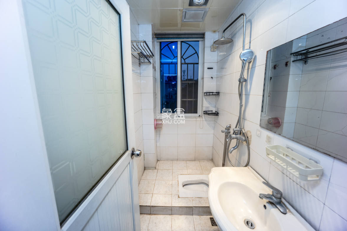 杏花园公寓 4室2厅2卫 98.0万 杏花园公寓 4室2厅2卫 98.0万卫生间