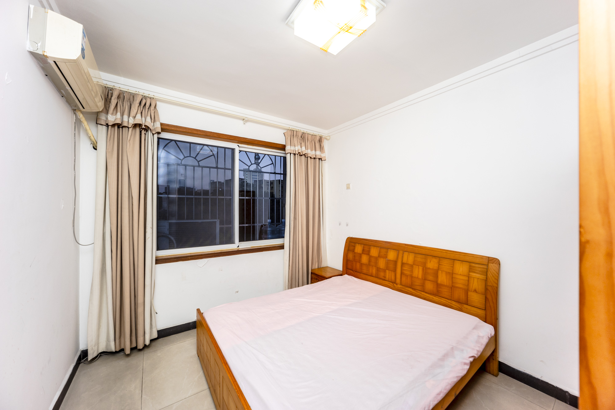 杏花园公寓  4室2厅2卫    98.0万卧室