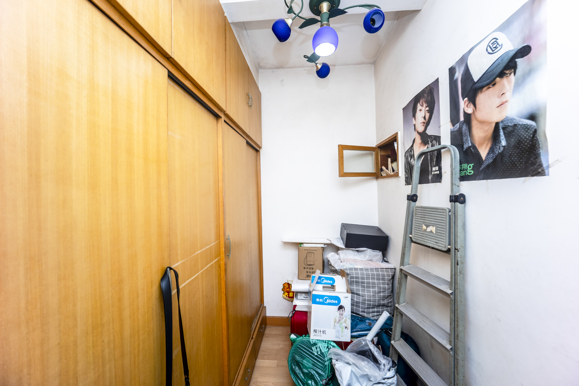 南建公寓  4室2厅2卫   122.00万卧室