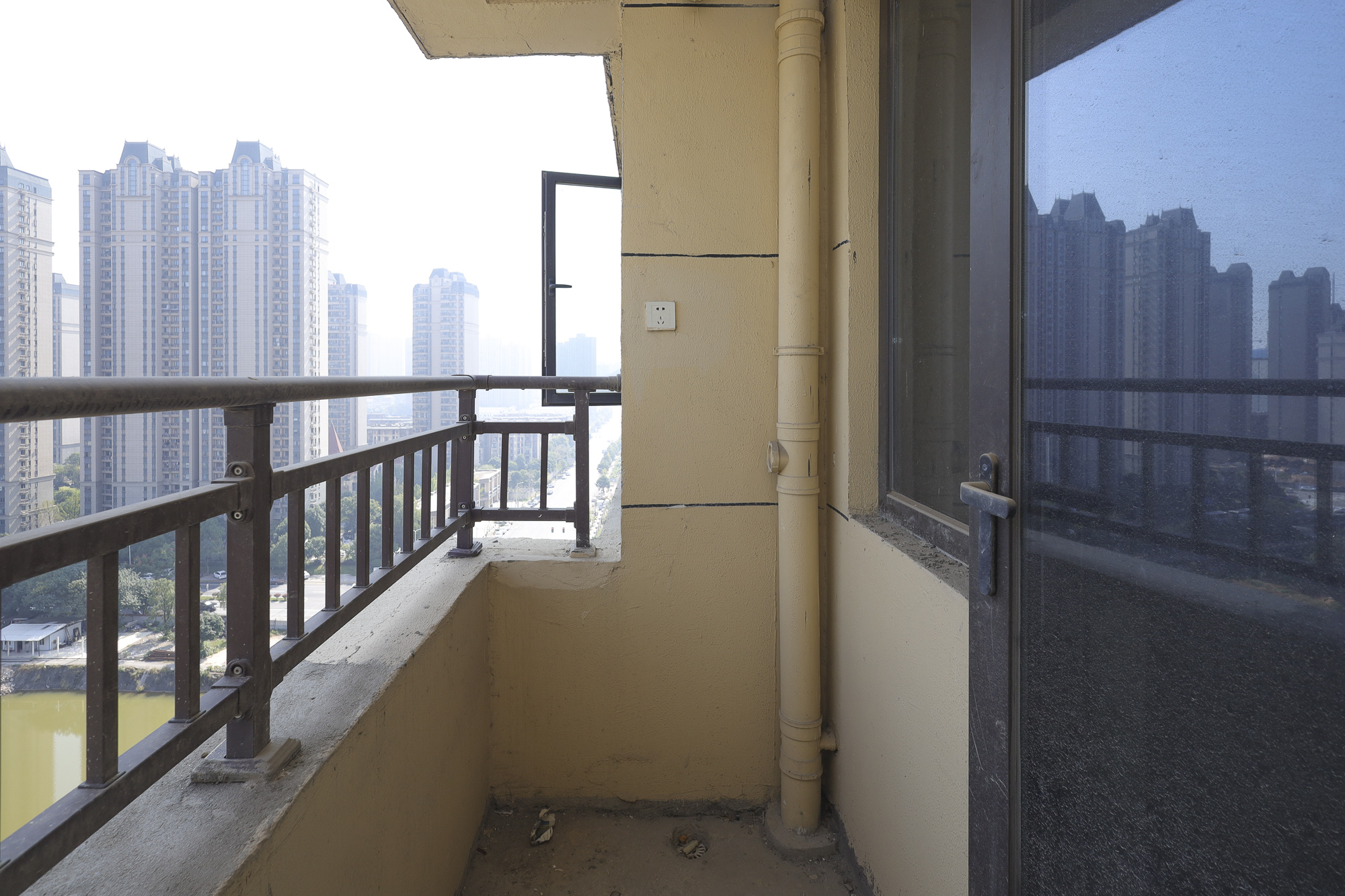 绿地海外滩二期  4室2厅2卫   88.00万阳台