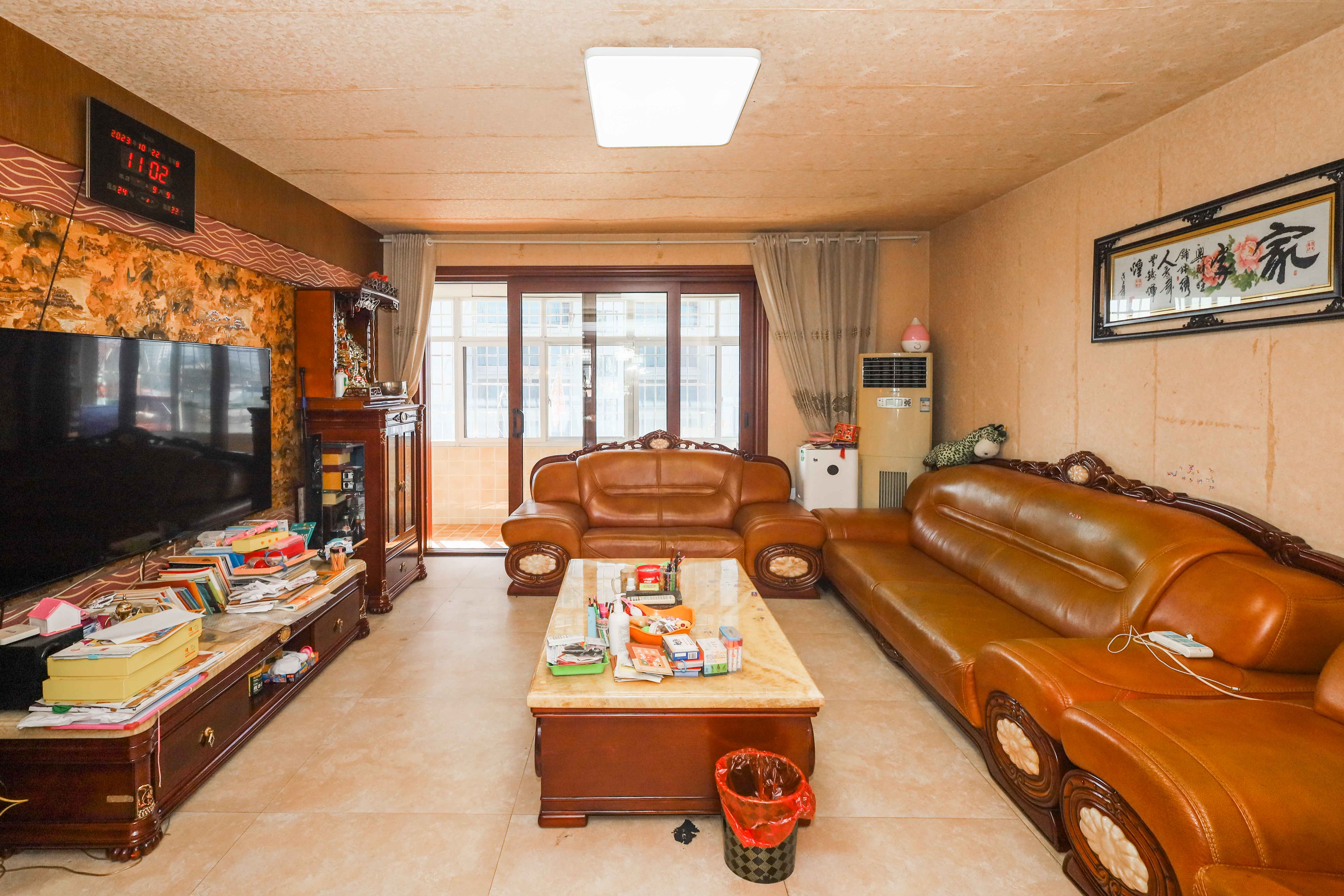 山水英伦 4室2厅2卫 150.0万 山水英伦 4室2厅2卫 150.0万客厅