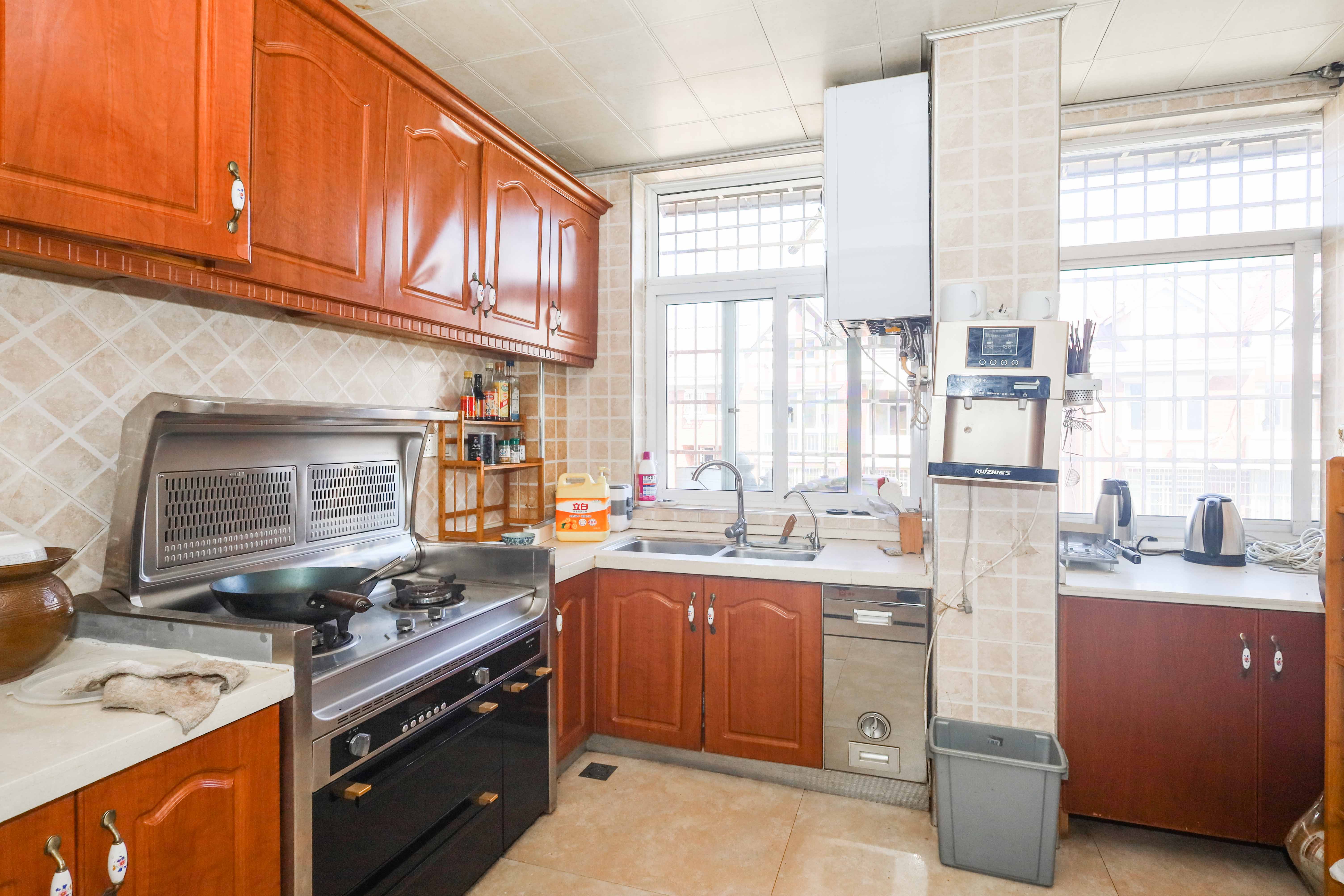 山水英伦 4室2厅2卫 150.0万 山水英伦 4室2厅2卫 150.0万厨房