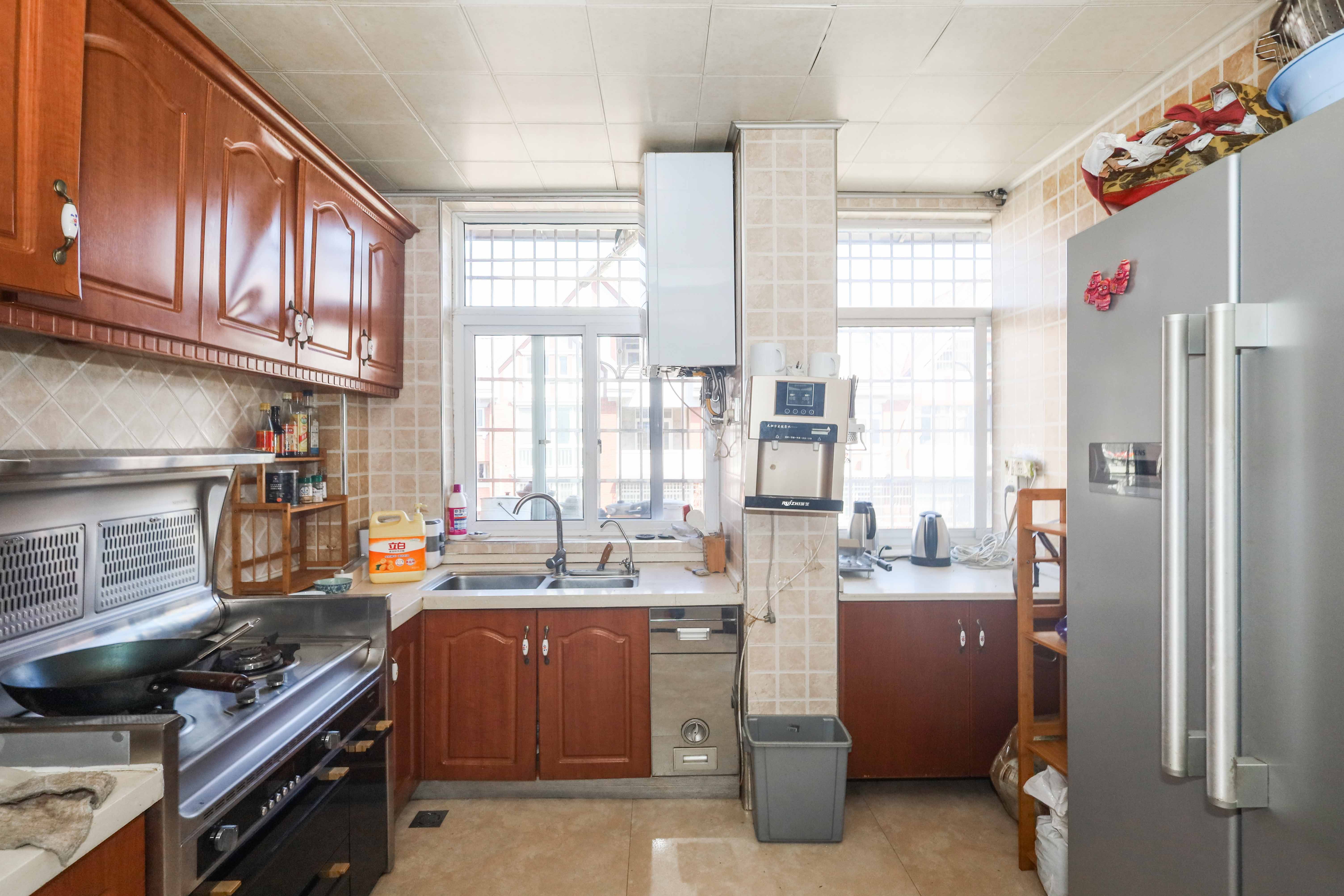 山水英伦 4室2厅2卫 150.0万 山水英伦 4室2厅2卫 150.0万厨房