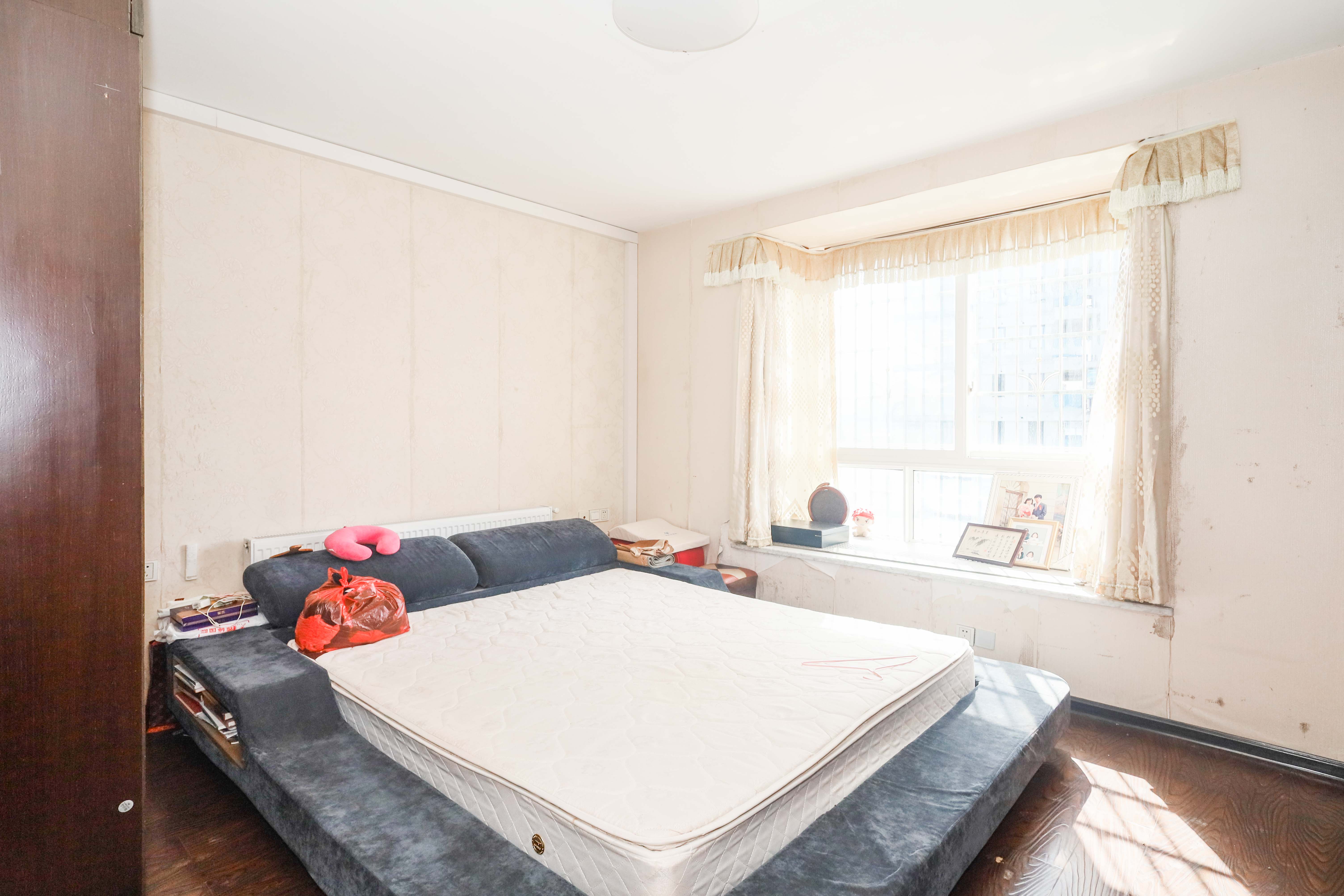 山水英伦 4室2厅2卫 150.0万 山水英伦 4室2厅2卫 150.0万卧室