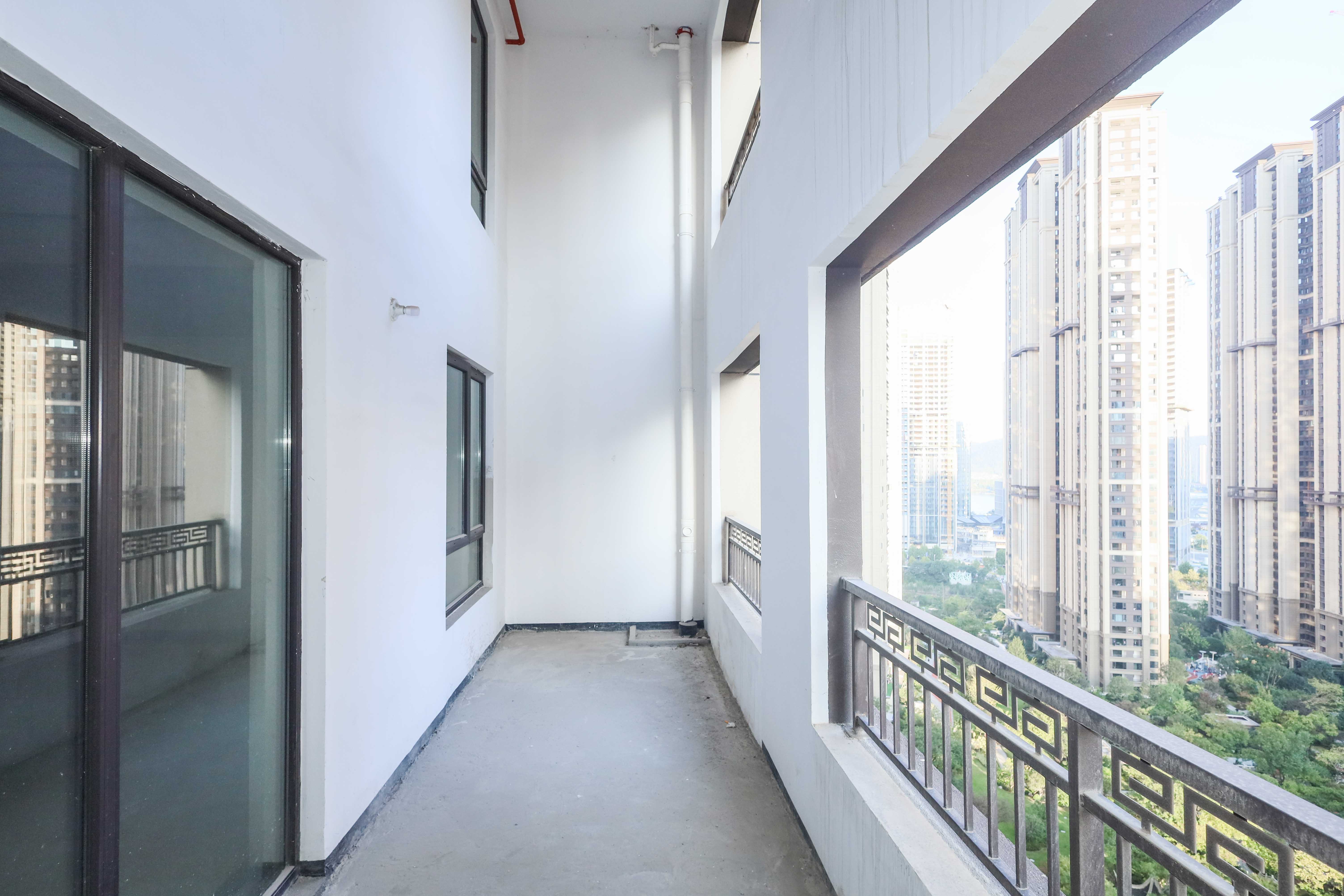 建发央著  4室2厅2卫   320.00万阳台