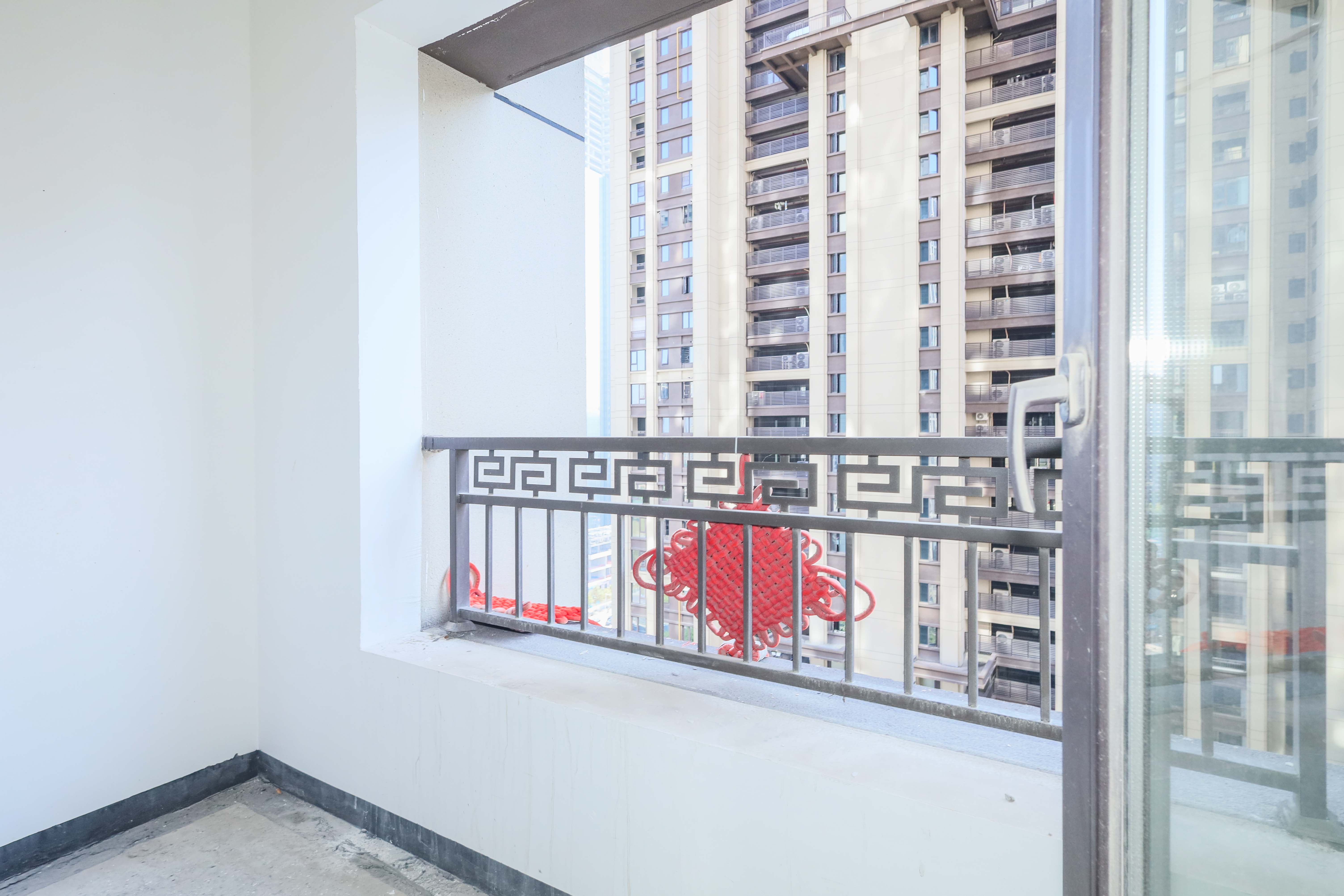 建发央著  4室2厅2卫   213.00万阳台
