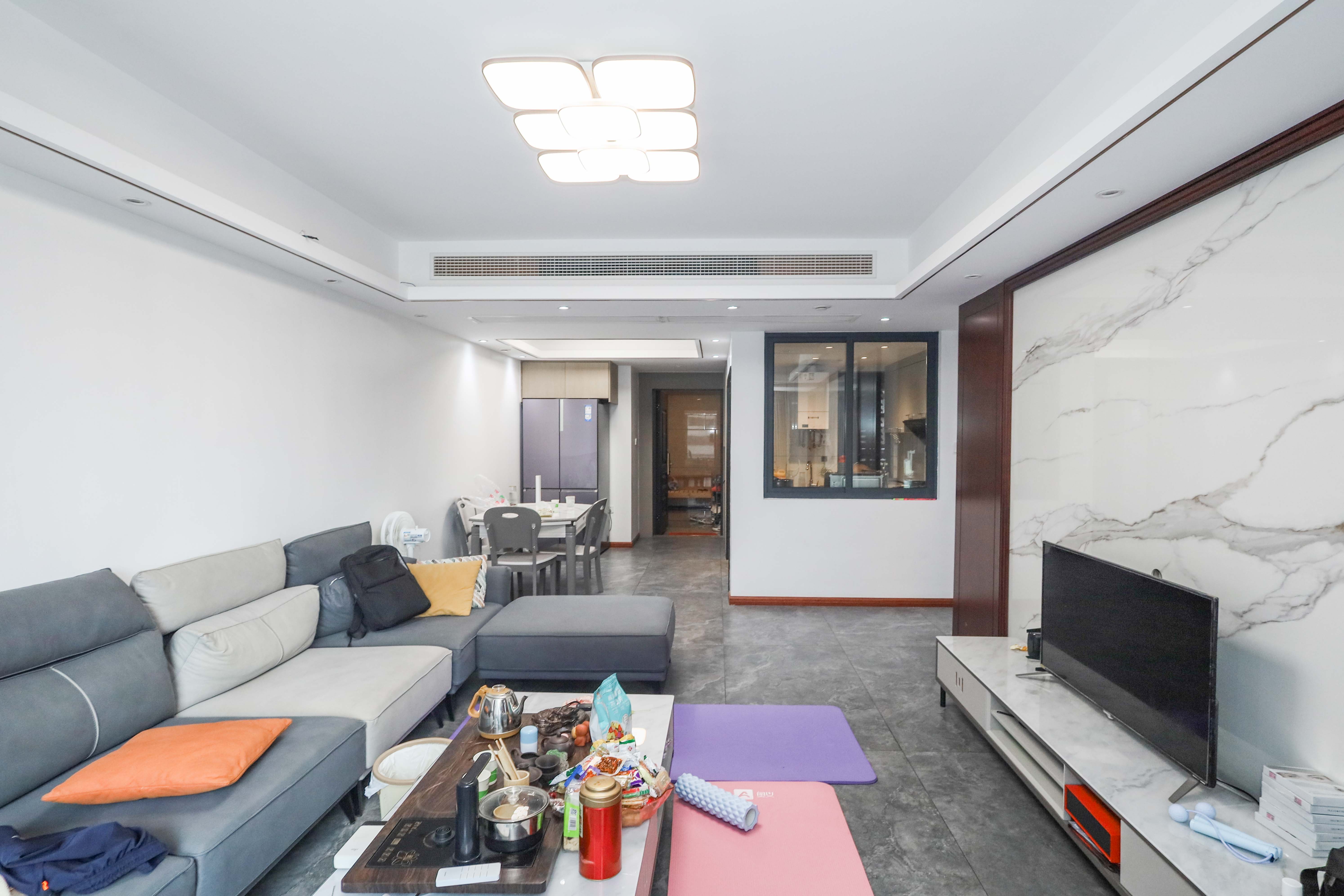 建发央著  3室2厅2卫   181.00万客厅