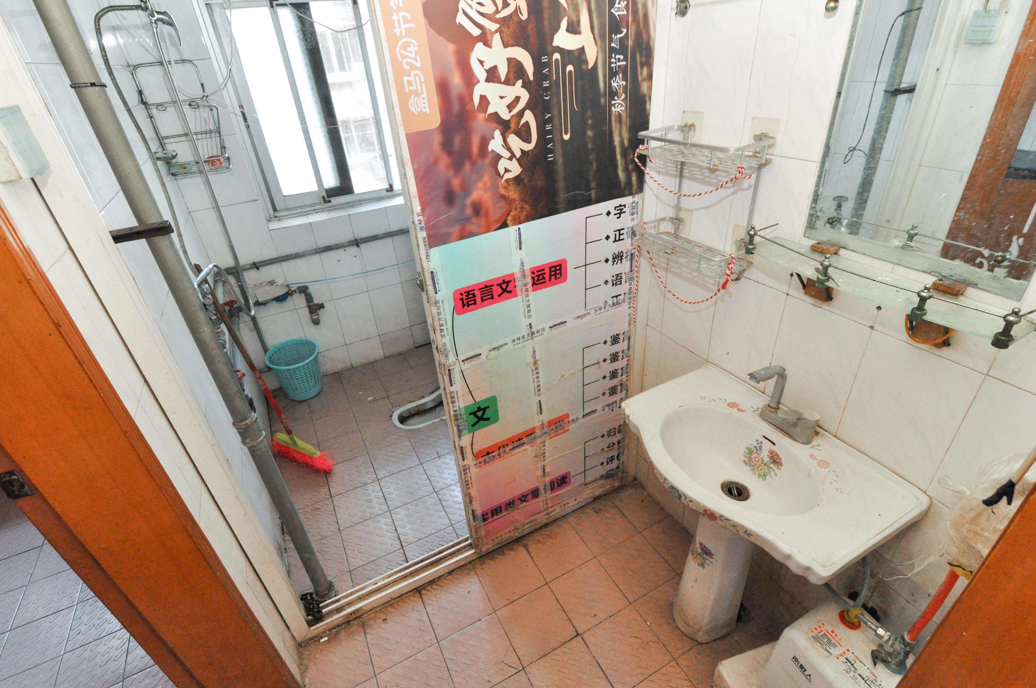 岳麓区教师村  2室2厅1卫   80.00万卫生间