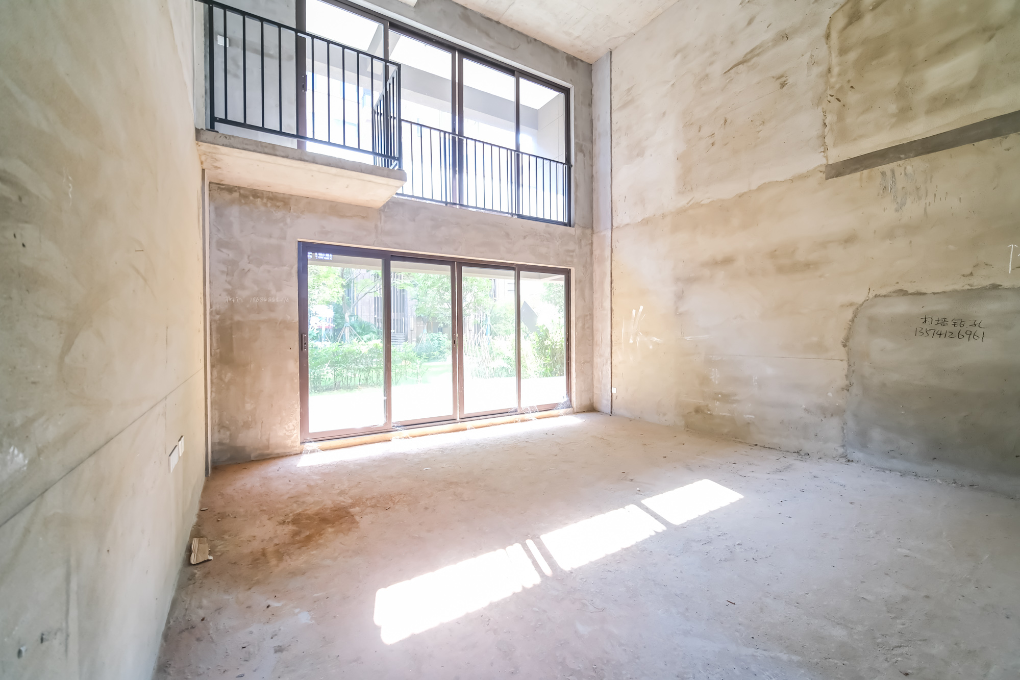 合能枫丹新里  4室2厅3卫    180.0万 合能枫丹新里  4室2厅3卫    180.0万客厅