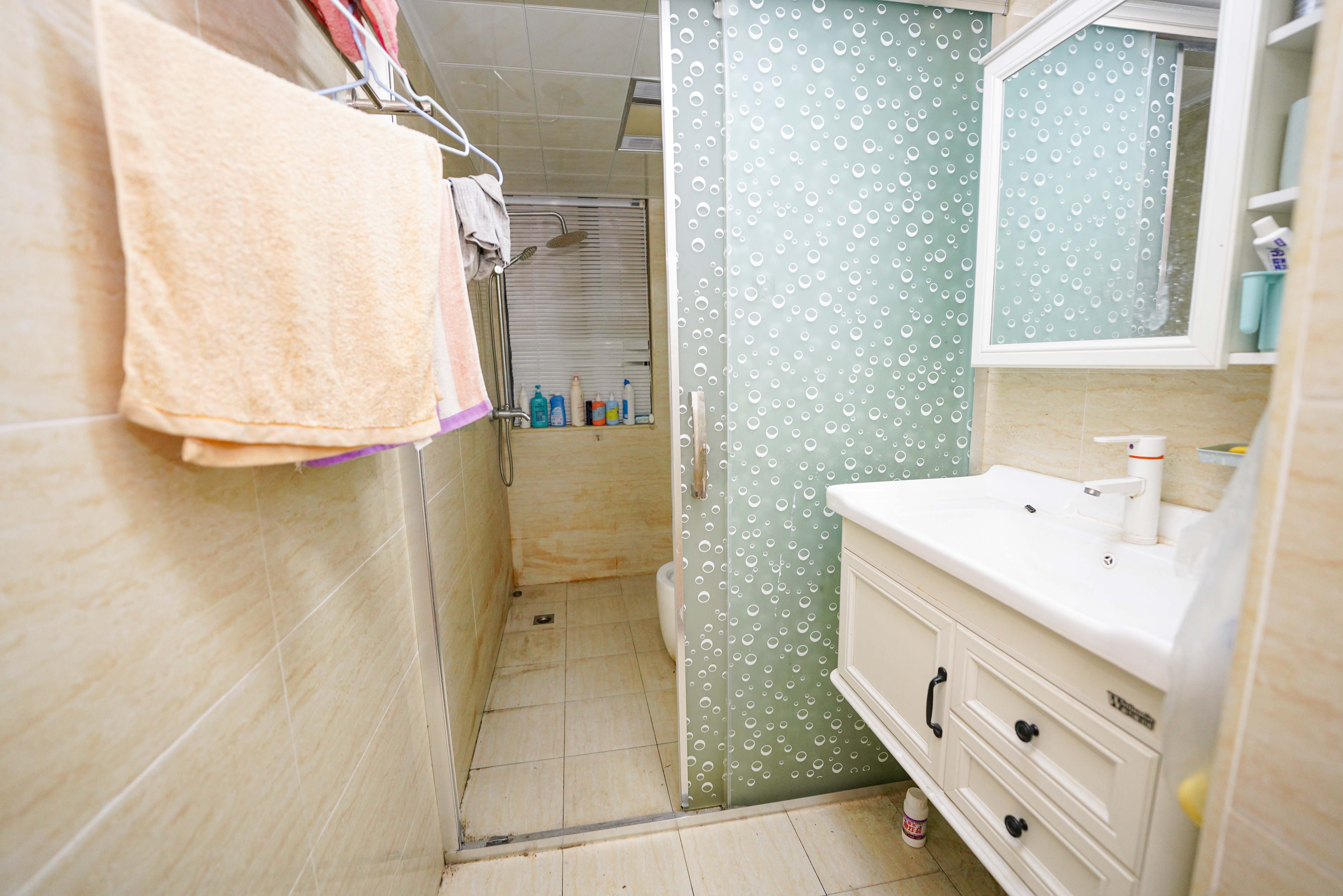 丰园城(鄱阳小区二期) 4室1厅1卫 83.9万 丰园城(鄱阳小区二期) 4室1厅1卫 83.9万卫生间