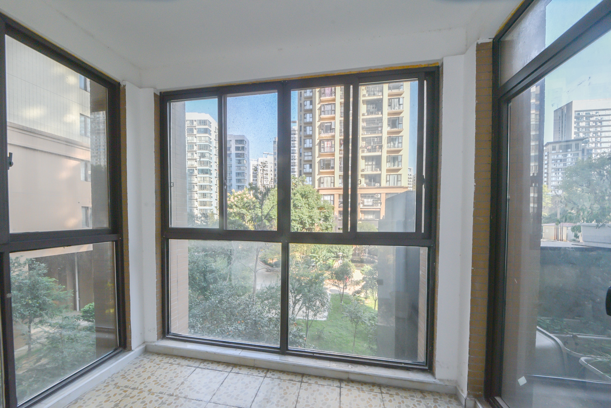 大鸿杰座  3室2厅2卫    125.0万 大鸿杰座  3室2厅2卫    125.0万阳台