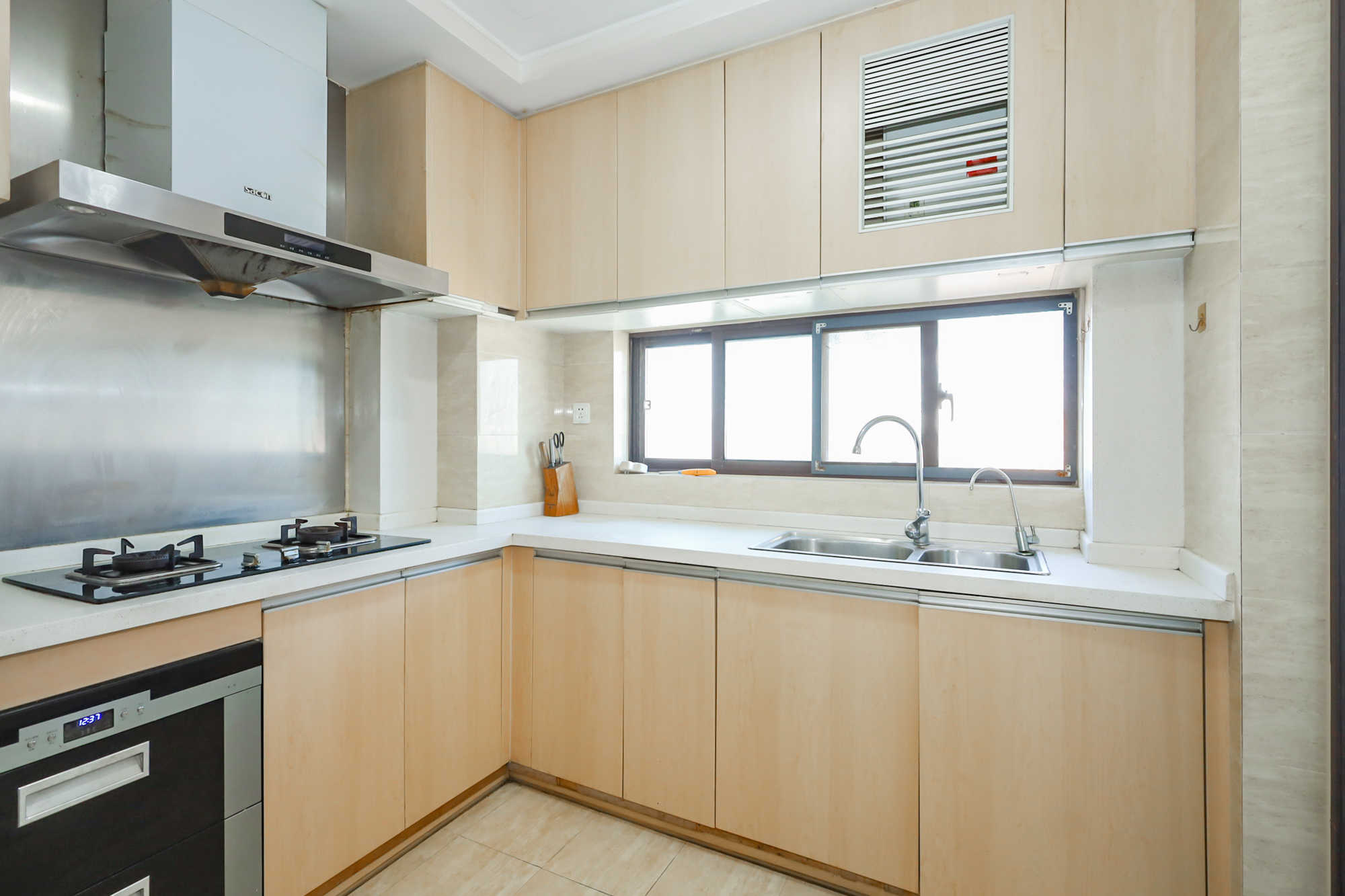 绿地中央广场 3室2厅2卫 143.00万 绿地中央广场 3室2厅2卫 143.00万厨房