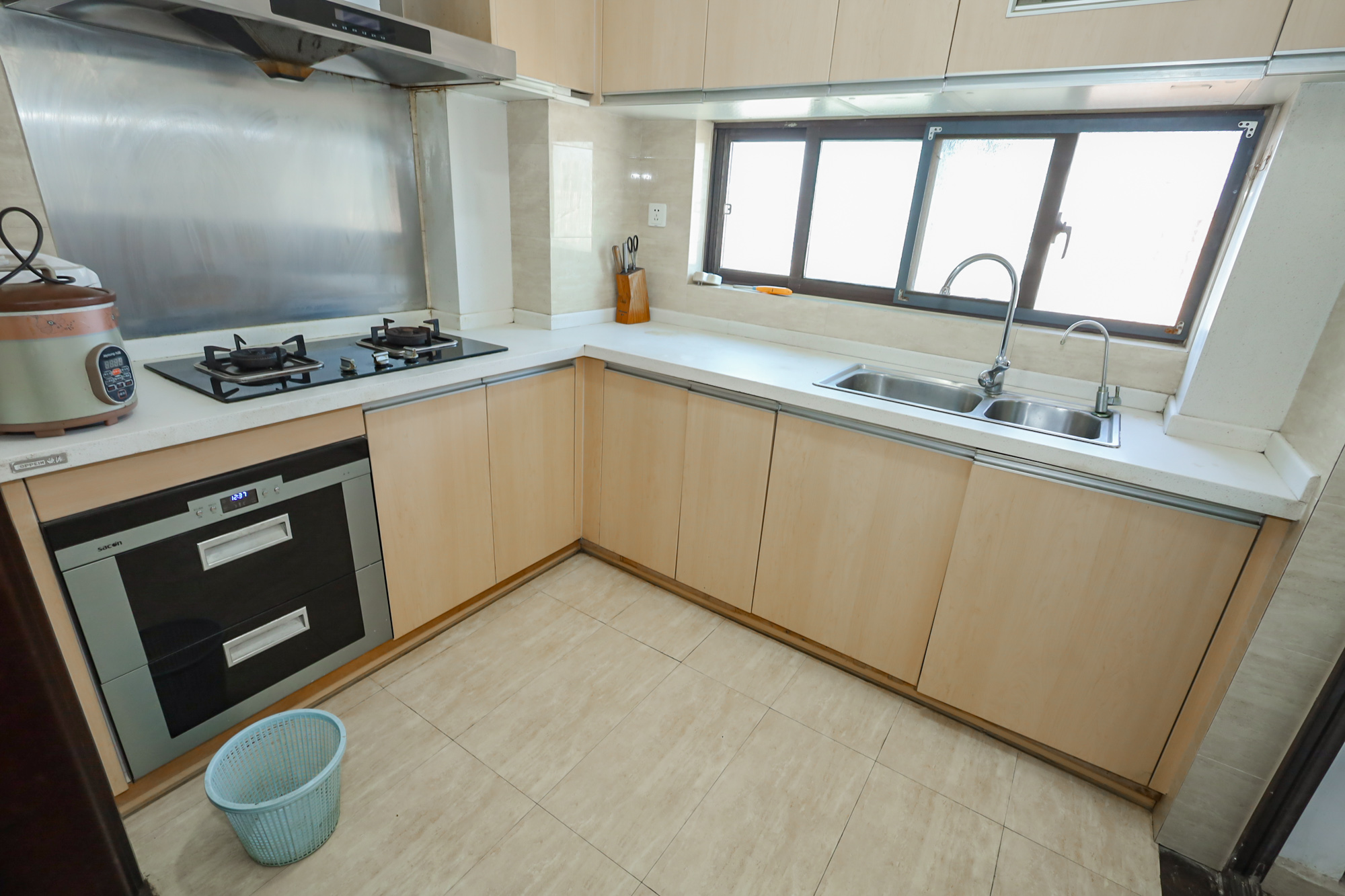 绿地中央广场 3室2厅2卫 143.00万 绿地中央广场 3室2厅2卫 143.00万厨房