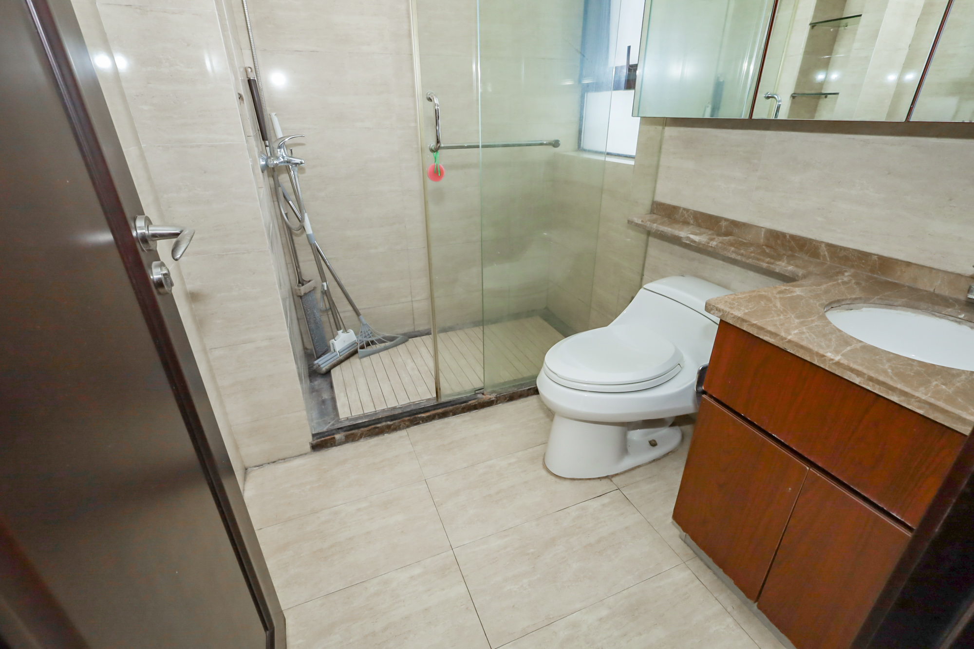 绿地中央广场 3室2厅2卫 143.00万 绿地中央广场 3室2厅2卫 143.00万卫生间