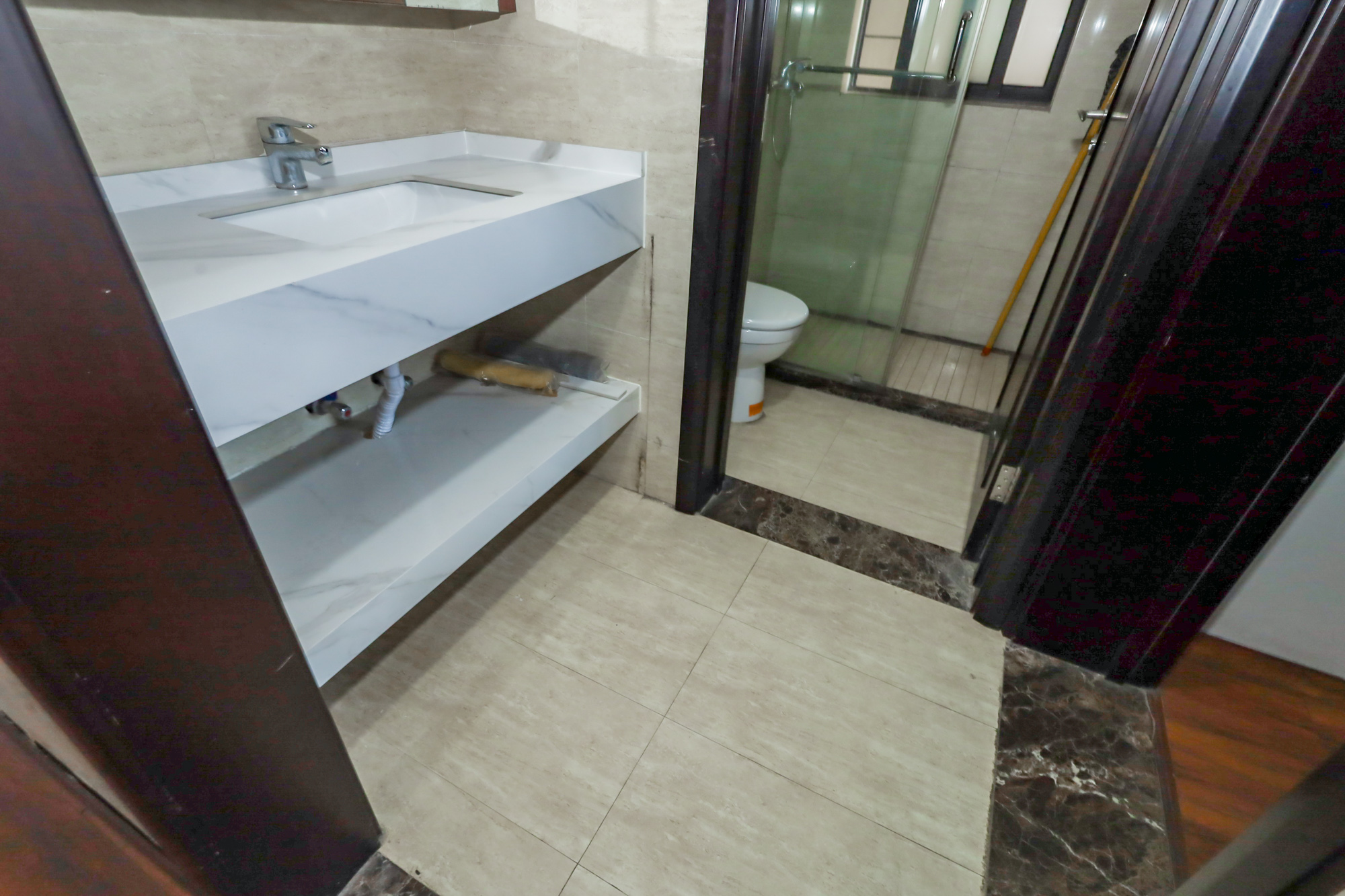 绿地中央广场 3室2厅2卫 143.00万 绿地中央广场 3室2厅2卫 143.00万卫生间