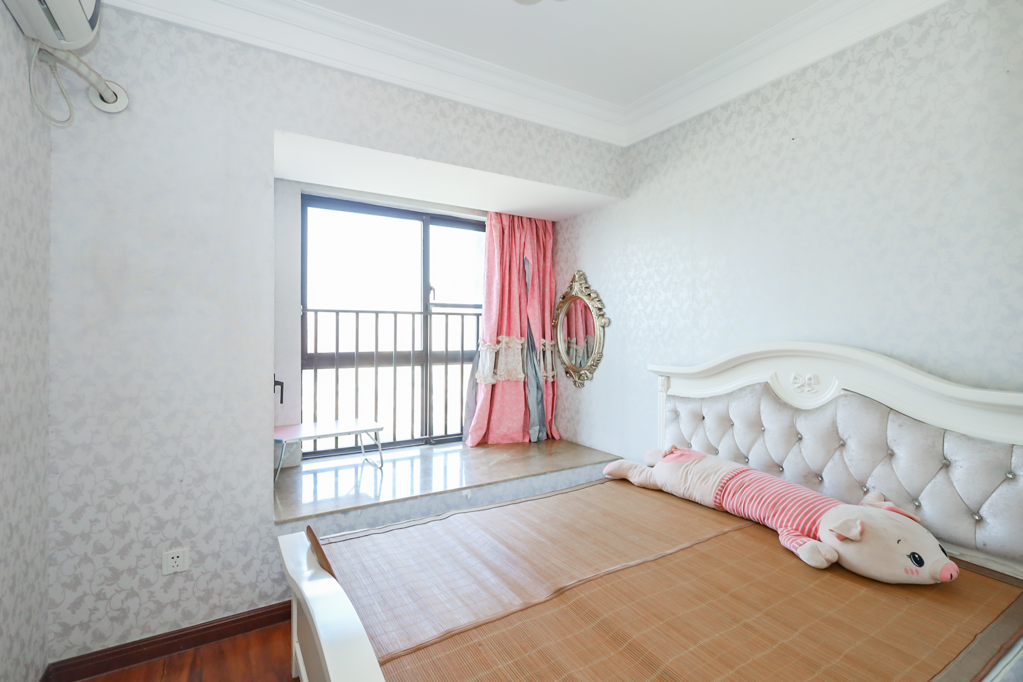 绿地中央广场 3室2厅2卫 143.00万 绿地中央广场 3室2厅2卫 143.00万卧室