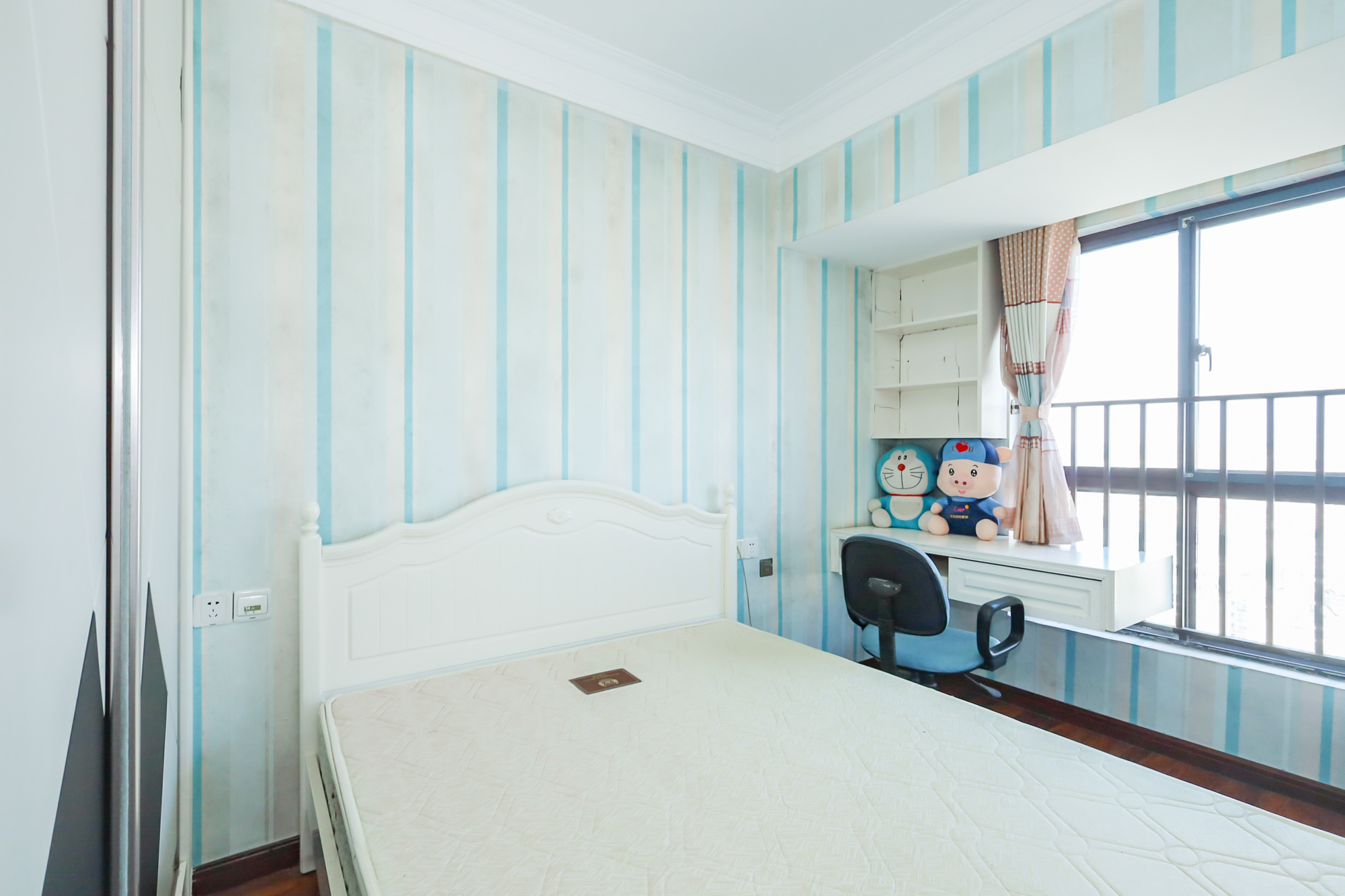 绿地中央广场 3室2厅2卫 143.00万 绿地中央广场 3室2厅2卫 143.00万卧室