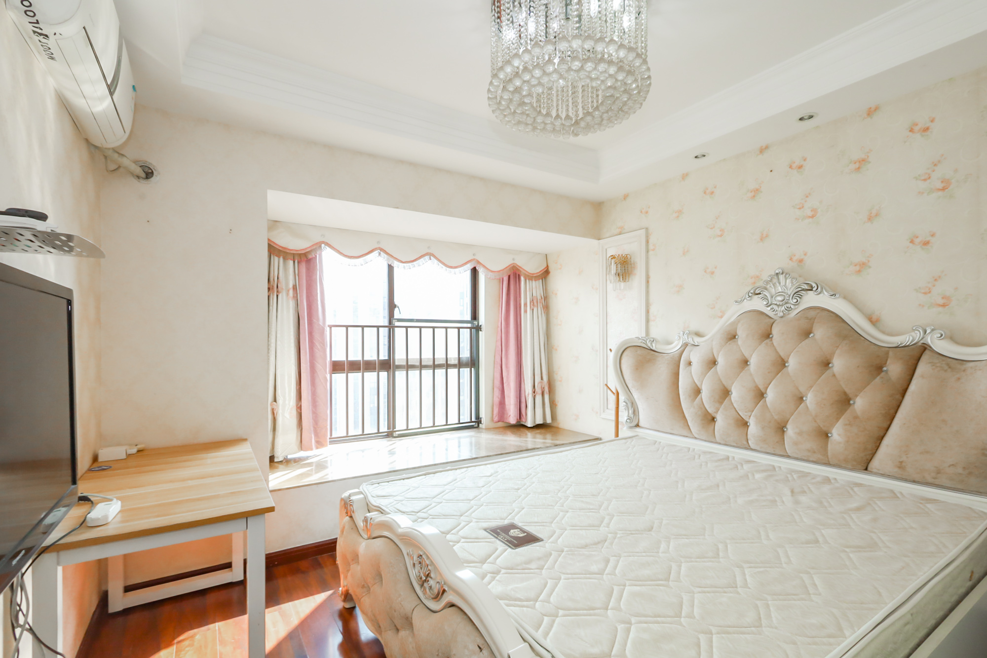 绿地中央广场 3室2厅2卫 143.00万 绿地中央广场 3室2厅2卫 143.00万卧室