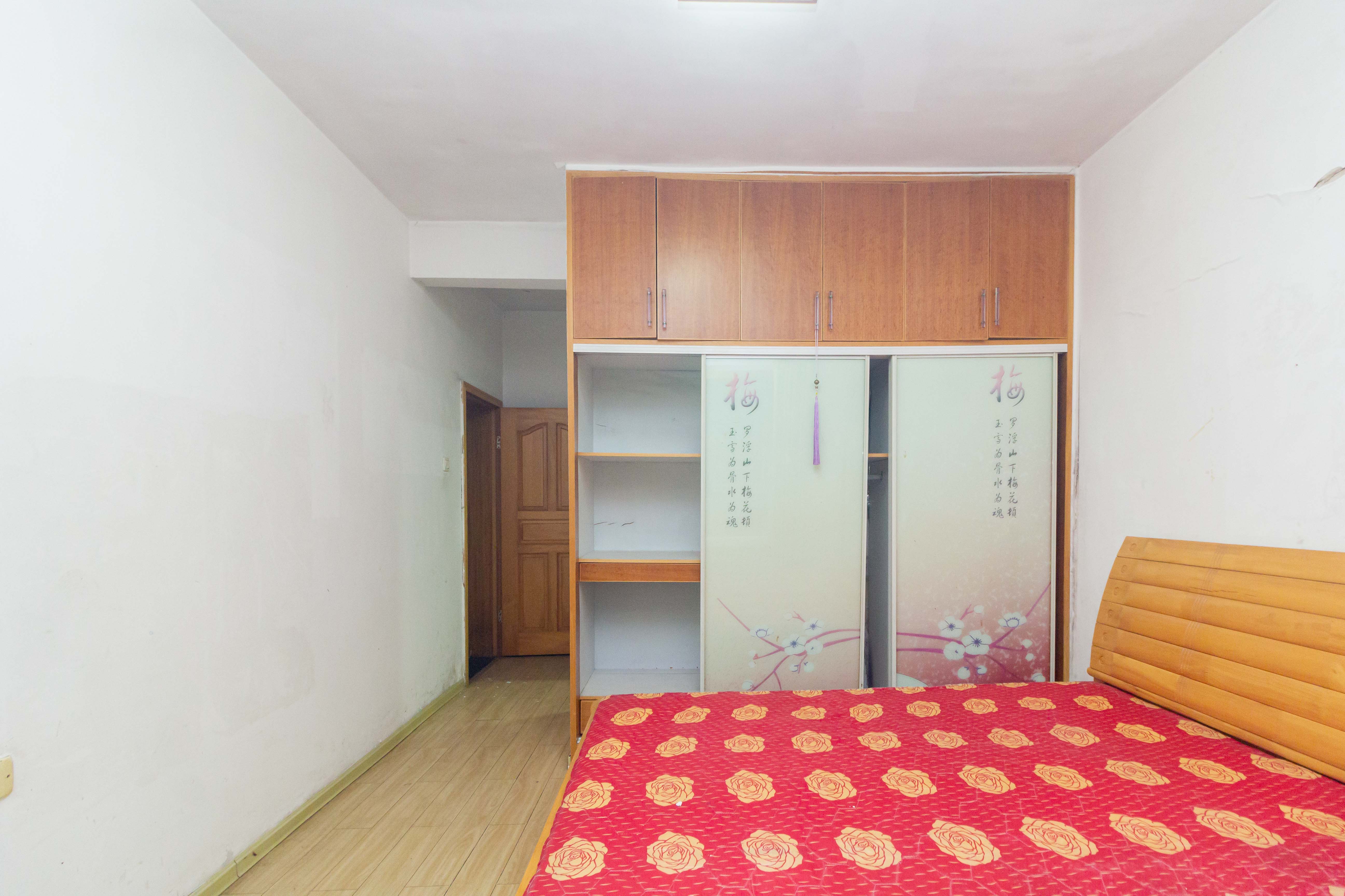 东城名苑  3室2厅2卫    66.8万 东城名苑  3室2厅2卫    66.8万卧室