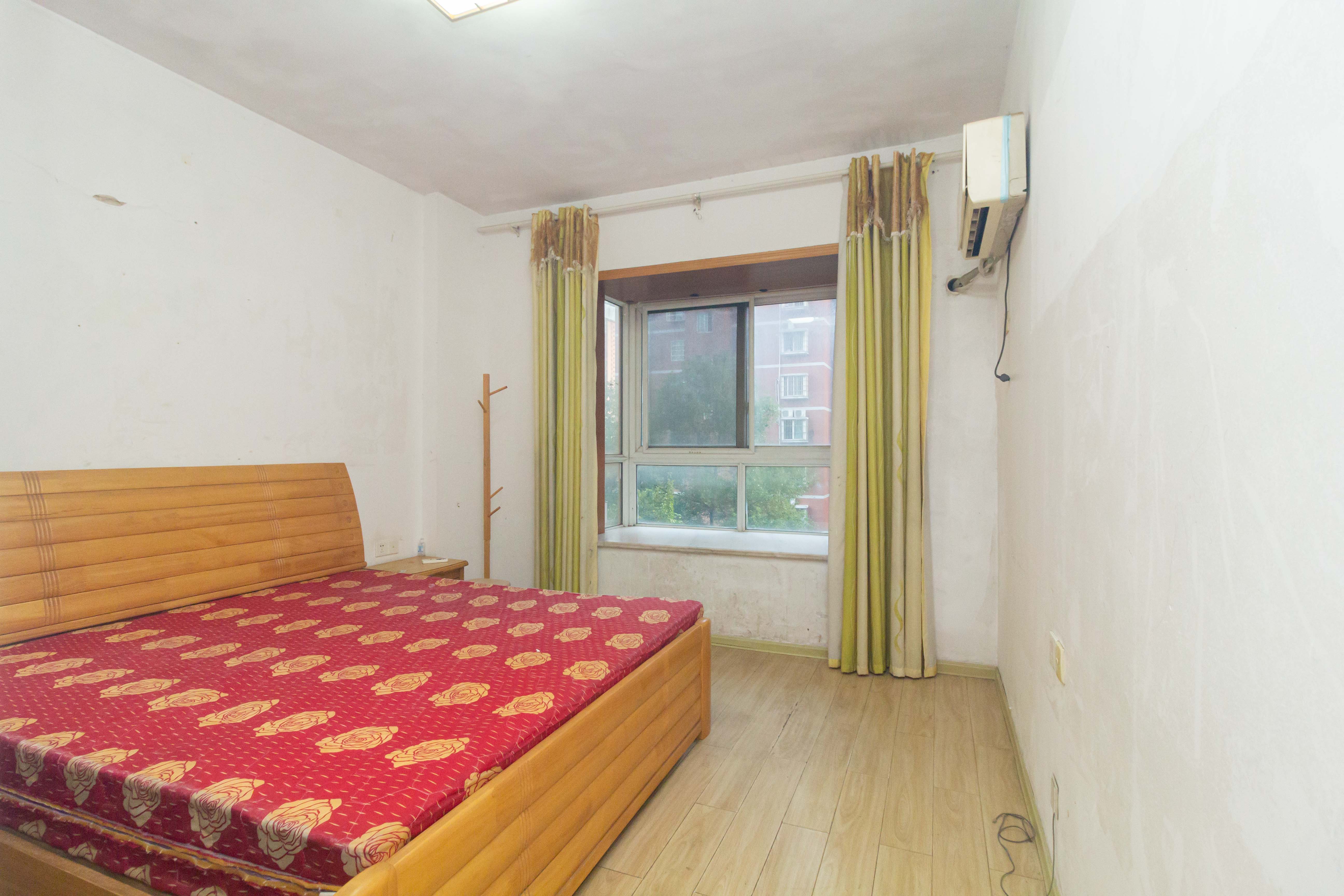 东城名苑  3室2厅2卫    66.8万 东城名苑  3室2厅2卫    66.8万卧室