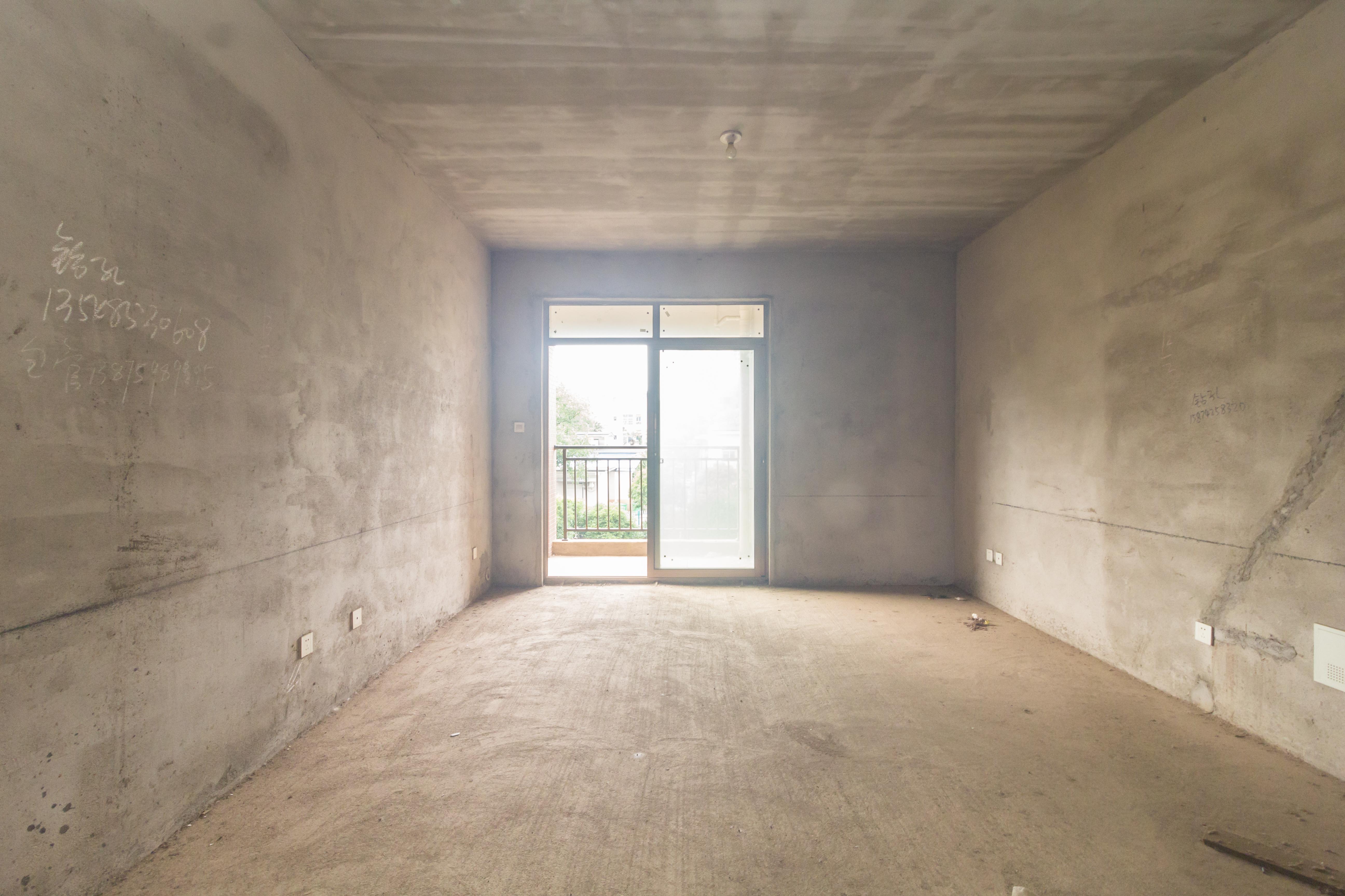 和泉嘉园  3室2厅2卫    84.0万 和泉嘉园  3室2厅2卫    84.0万客厅