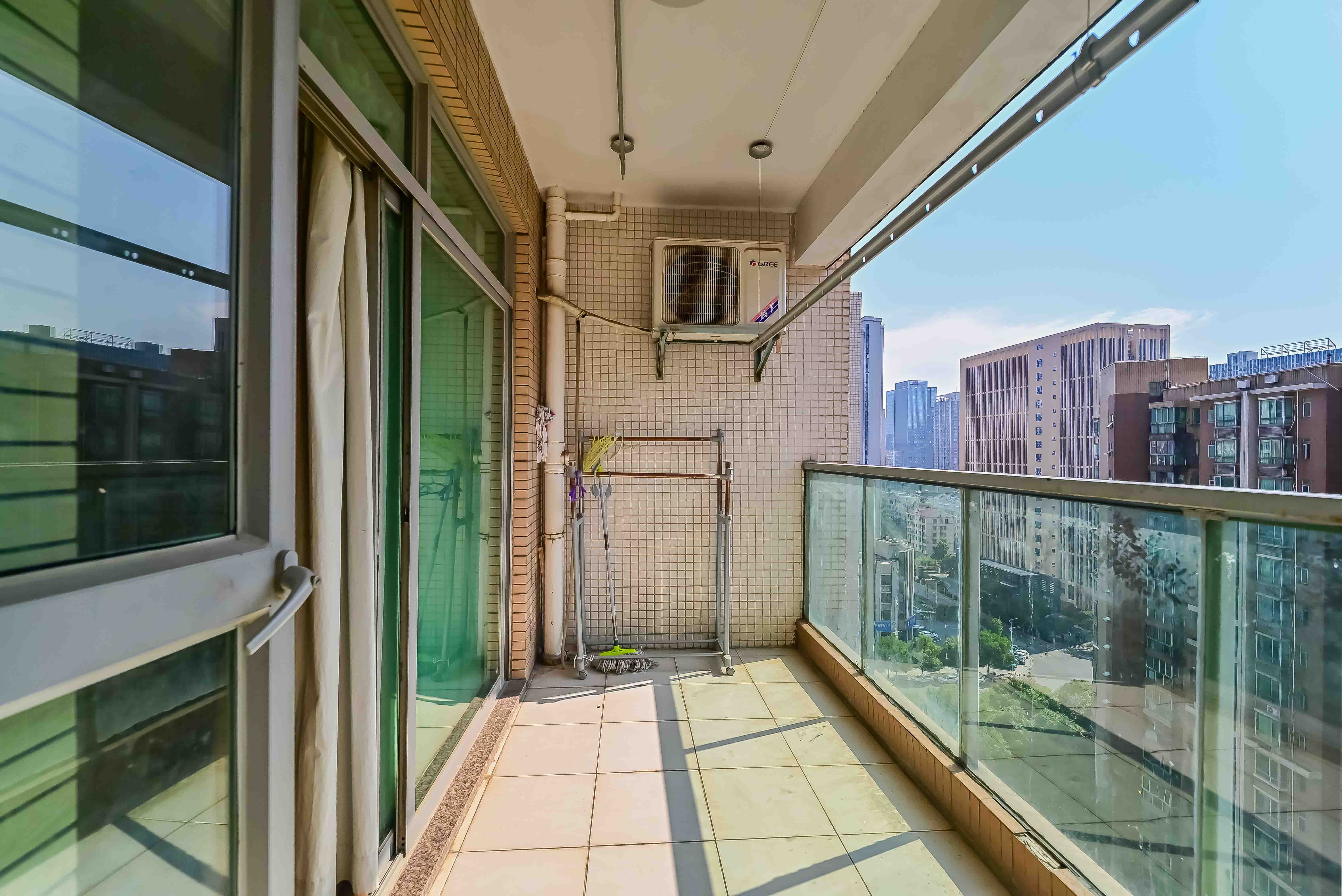 新城新世界一二三期 2室2厅1卫 95.0万 新城新世界一二三期 2室2厅1卫 95.0万阳台