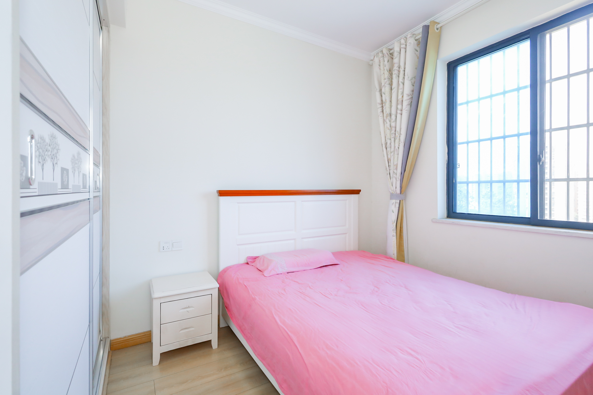 滨江海棠湾  3室2厅1卫    101.8万卧室