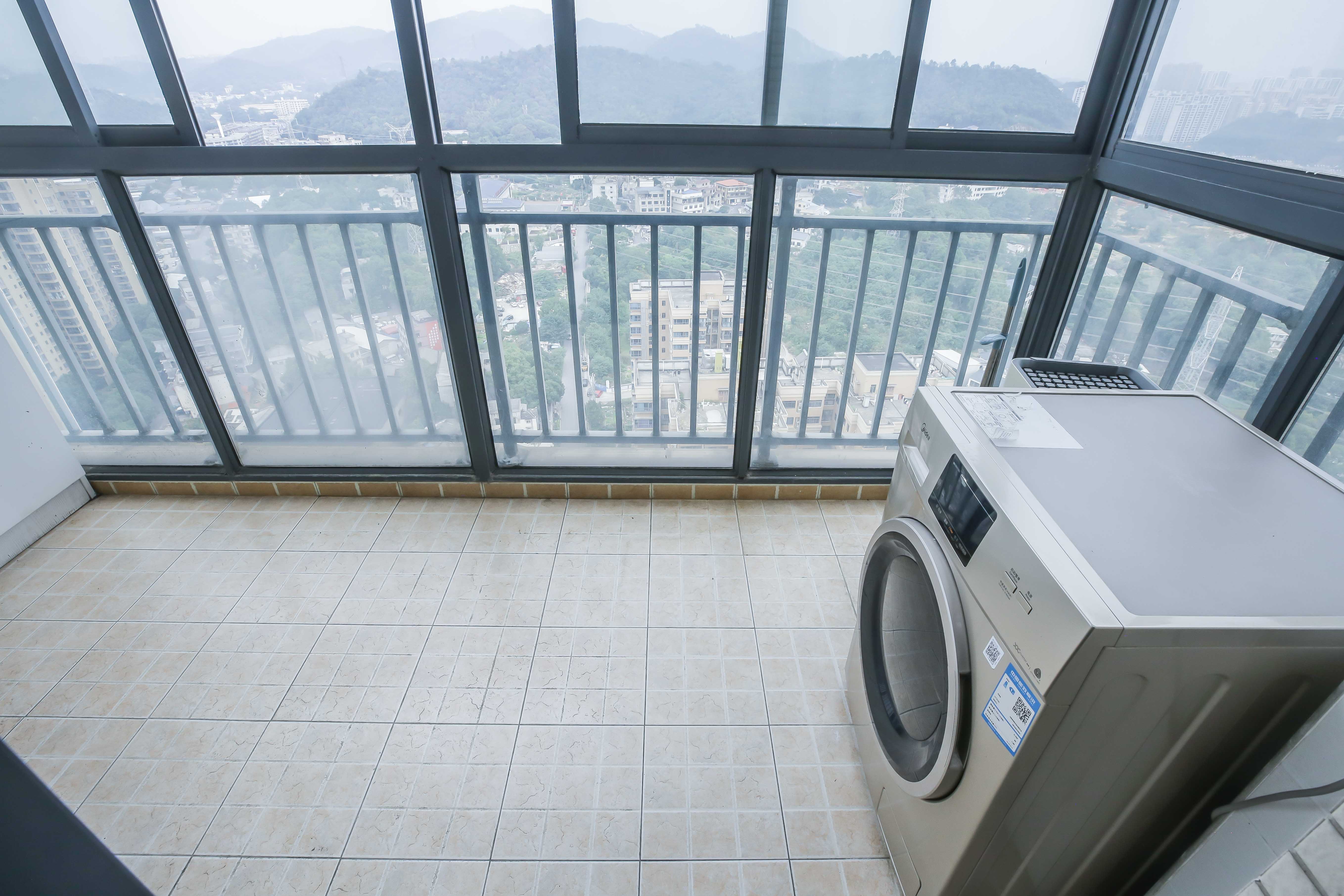 莱茵城  3室2厅2卫   90.00万阳台