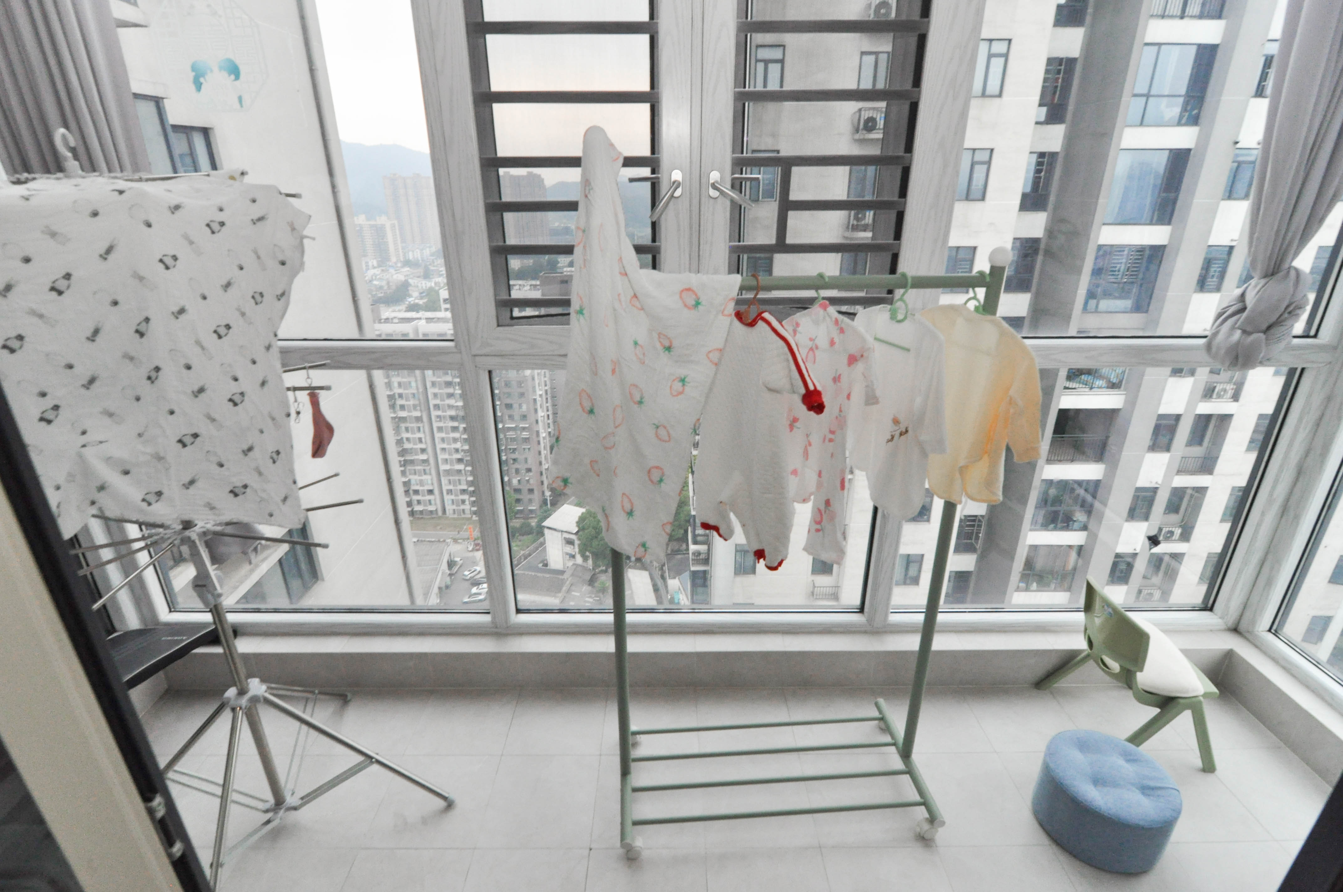 美麓阳光  4室2厅2卫   135.00万卧室