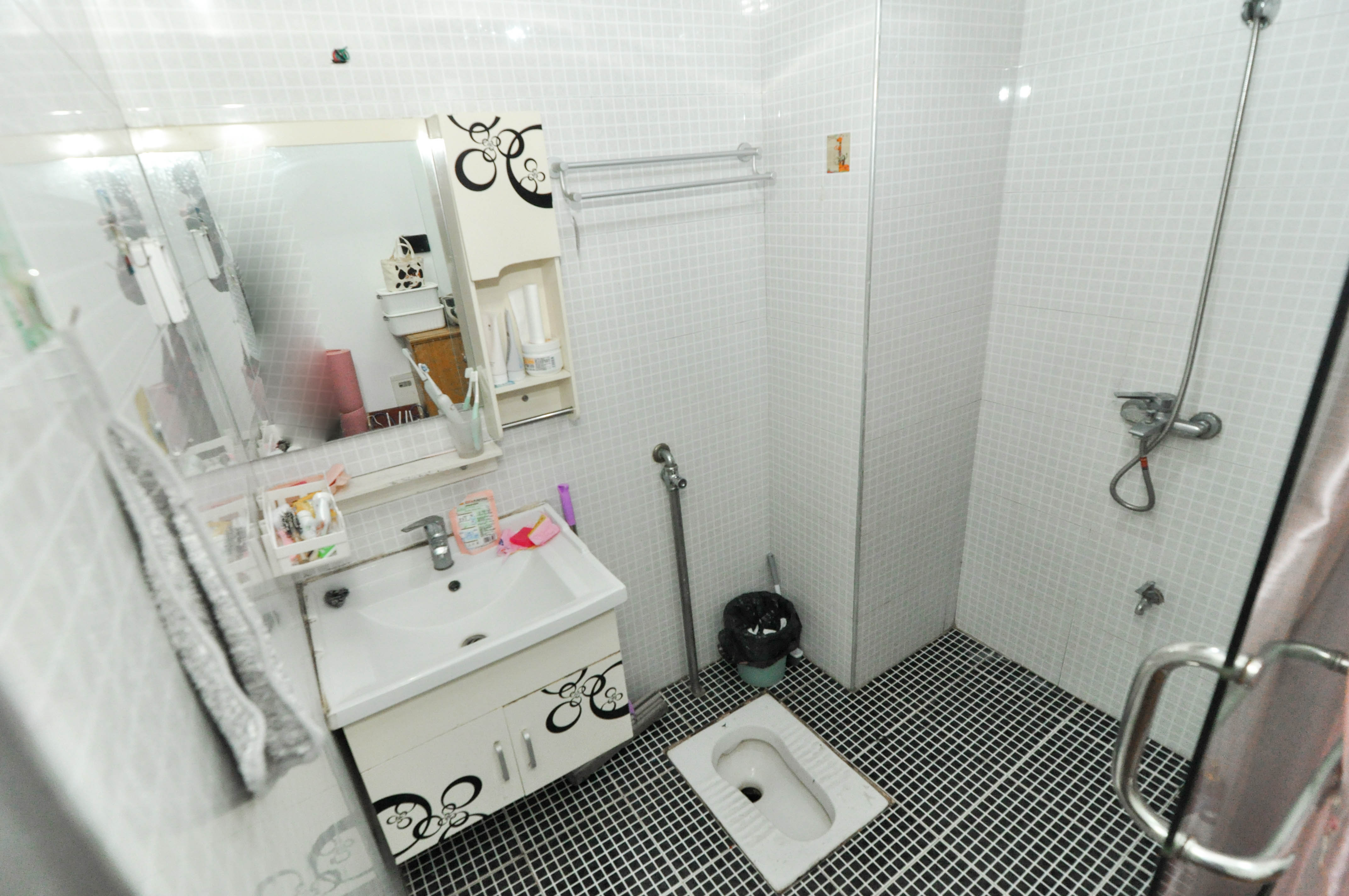 红公馆(前程丽景大厦)  1室1厅1卫    30.8万 红公馆(前程丽景大厦)  1室1厅1卫    30.8万卫生间