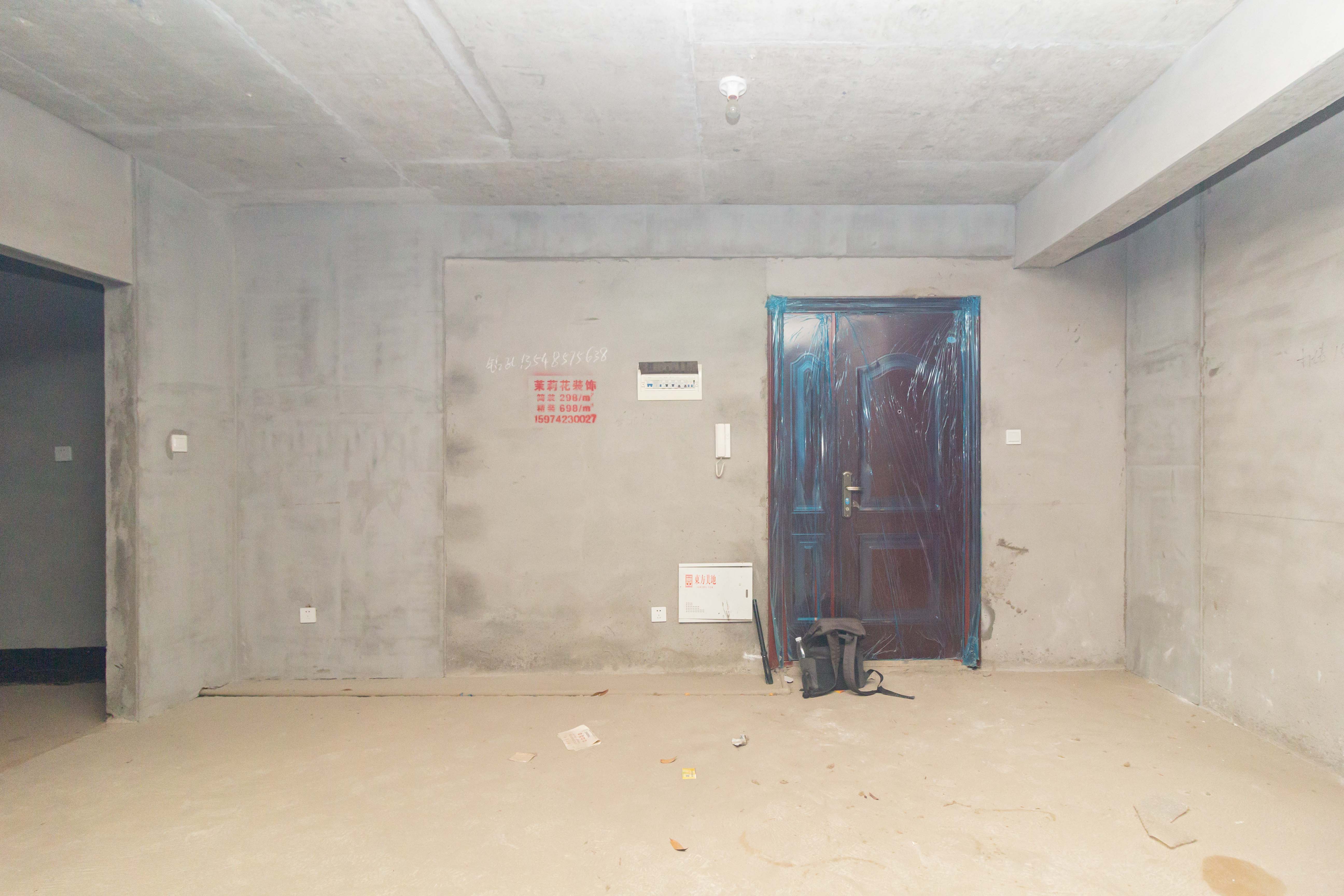 东方美地  3室2厅2卫   64.50万客厅