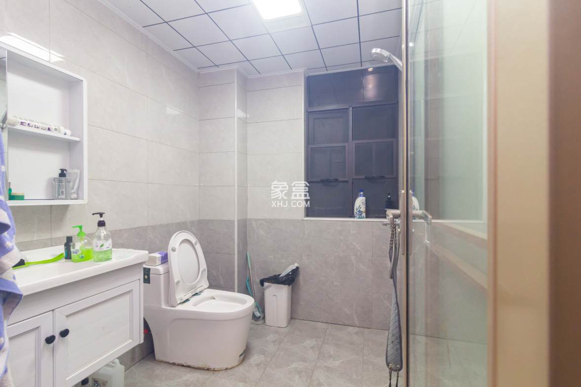 财汇新天地(财汇商务广场) 4室2厅2卫 74.2万 财汇新天地(财汇商务广场) 4室2厅2卫 74.2万卫生间