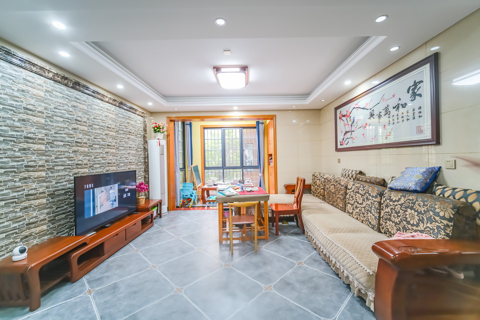 荣盛花语城  4室2厅2卫    100.8万客厅