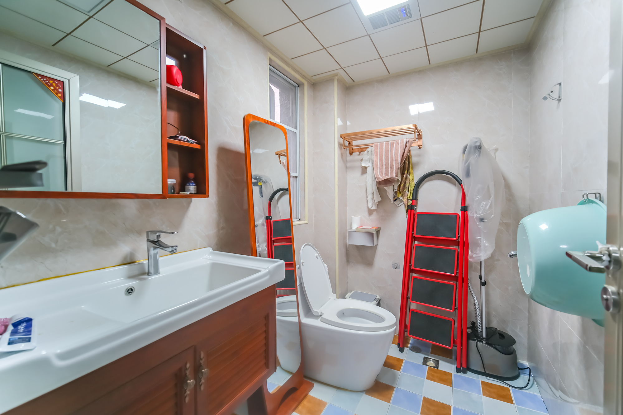 荣盛花语城  4室2厅2卫    100.8万卫生间