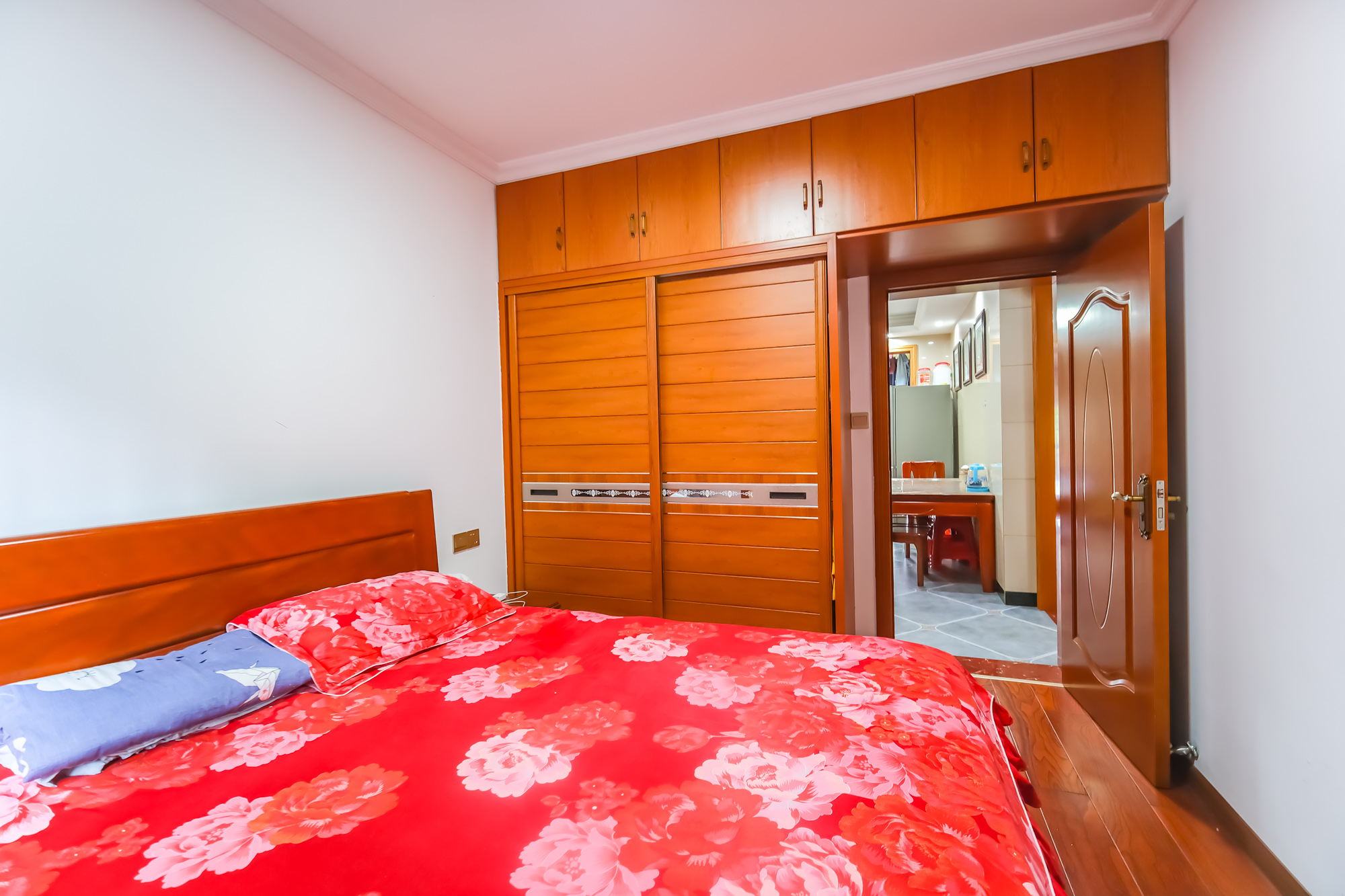 荣盛花语城  4室2厅2卫    100.8万卧室