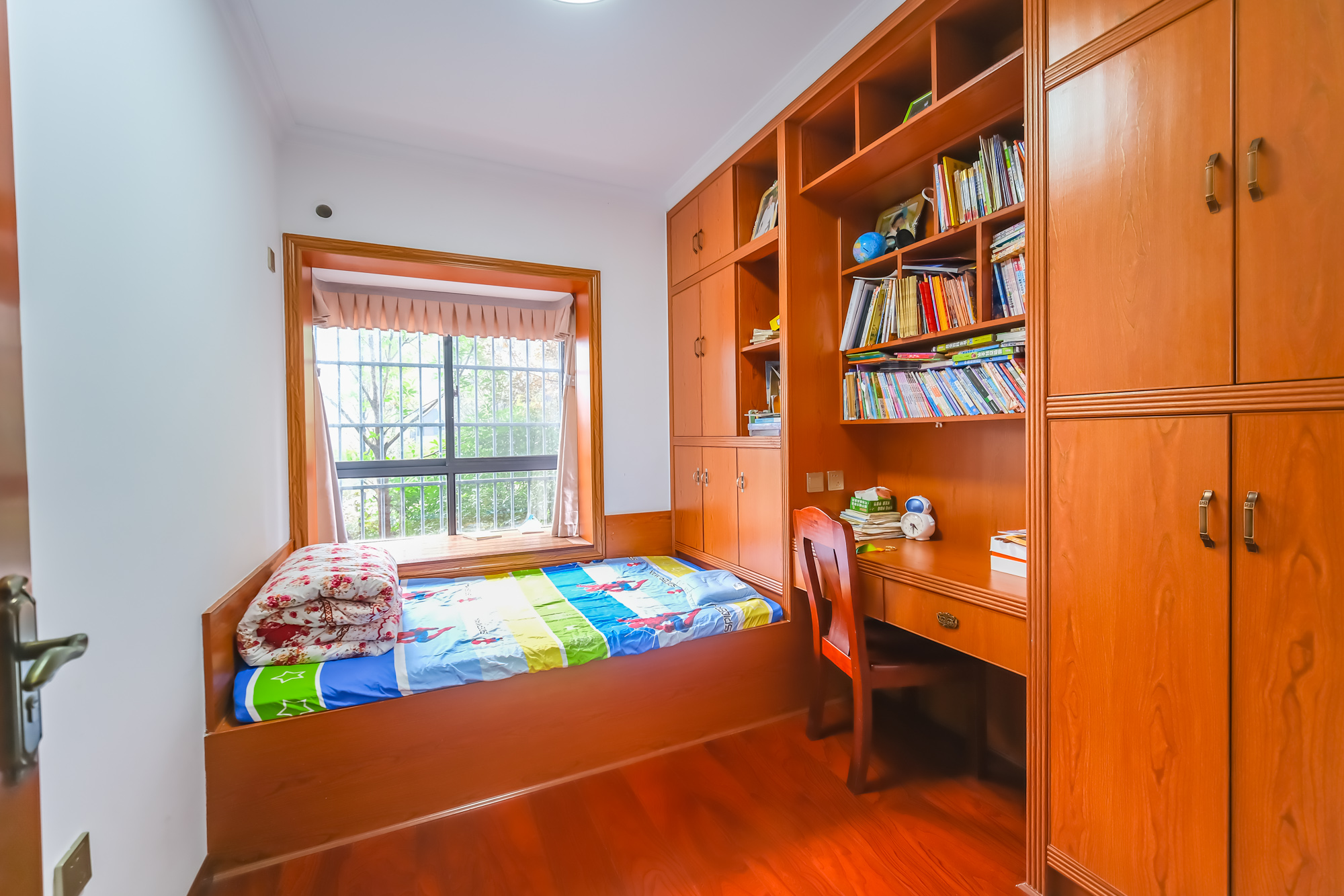 荣盛花语城  4室2厅2卫    100.8万卧室