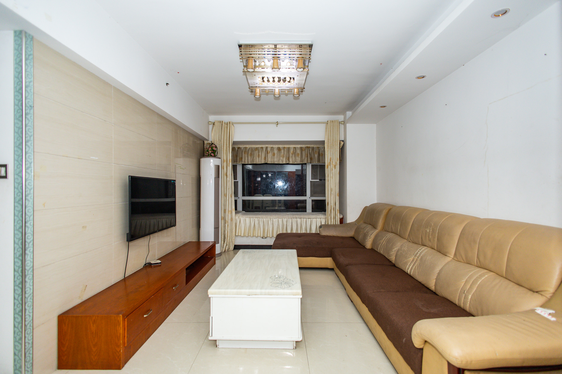 新长海广场 3室2厅2卫 56.0万 新长海广场 3室2厅2卫 56.0万客厅