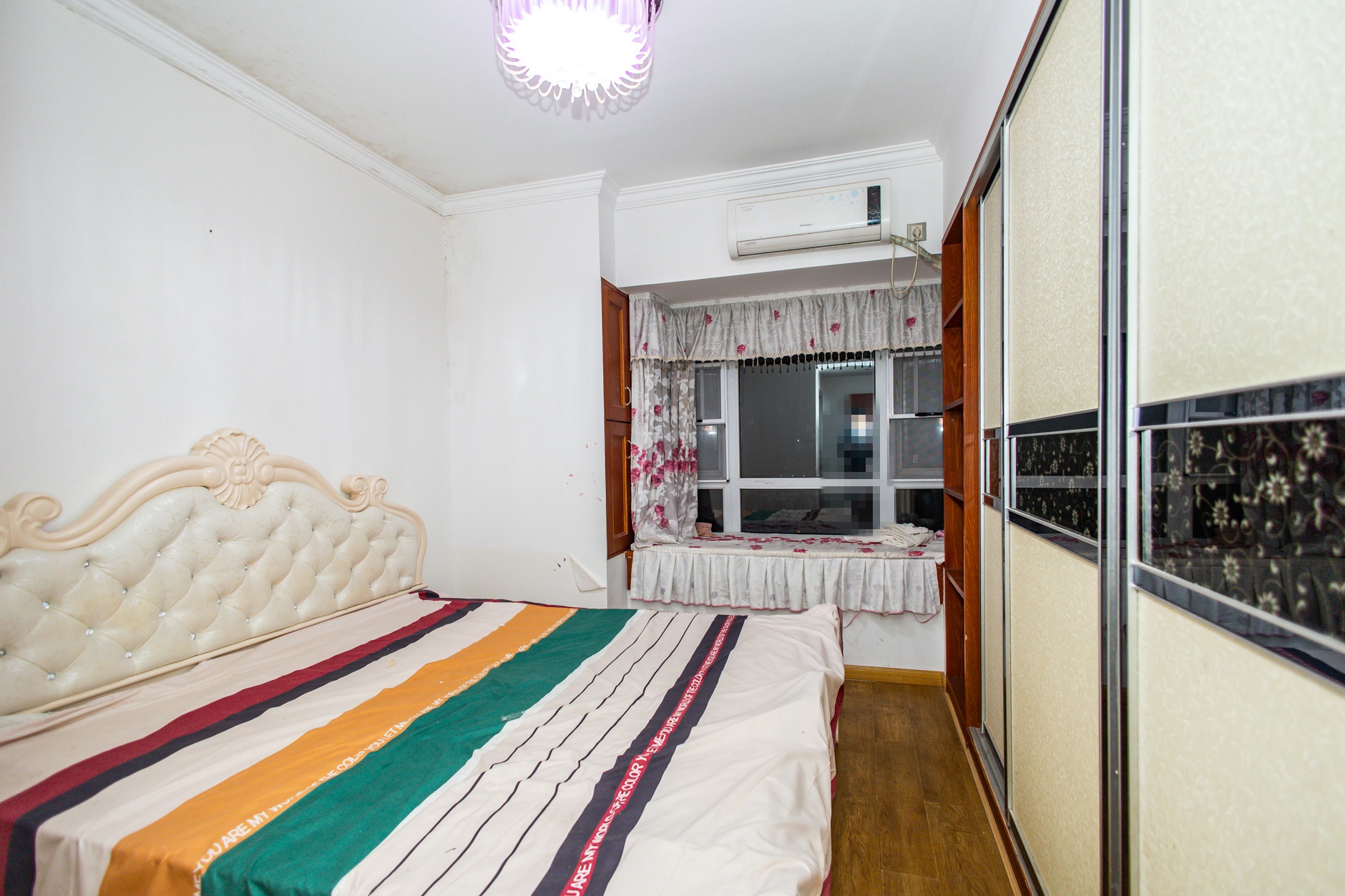 新长海广场 3室2厅2卫 56.0万 新长海广场 3室2厅2卫 56.0万卧室