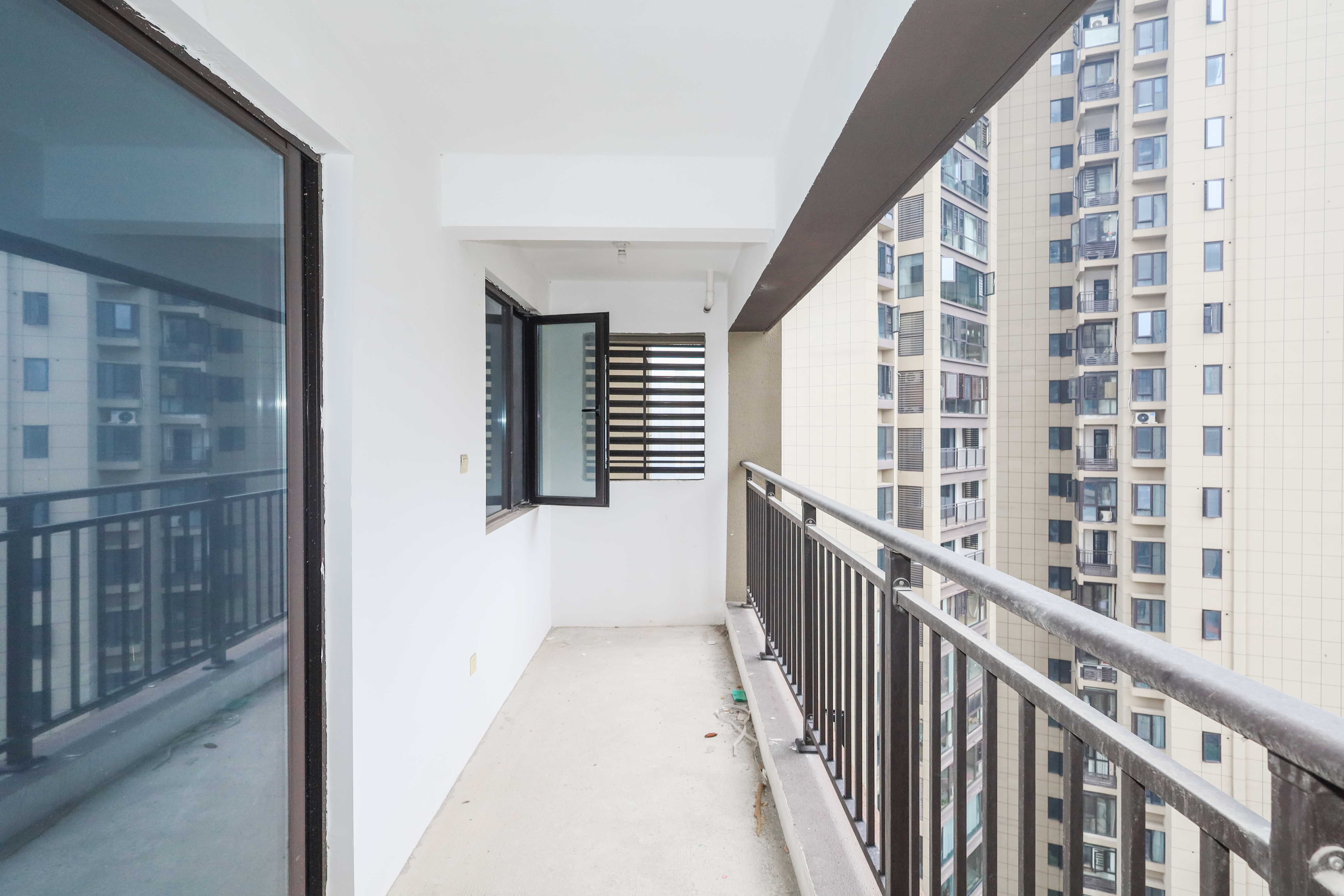 中国铁建梅溪青秀三期  4室2厅2卫   209.50万阳台