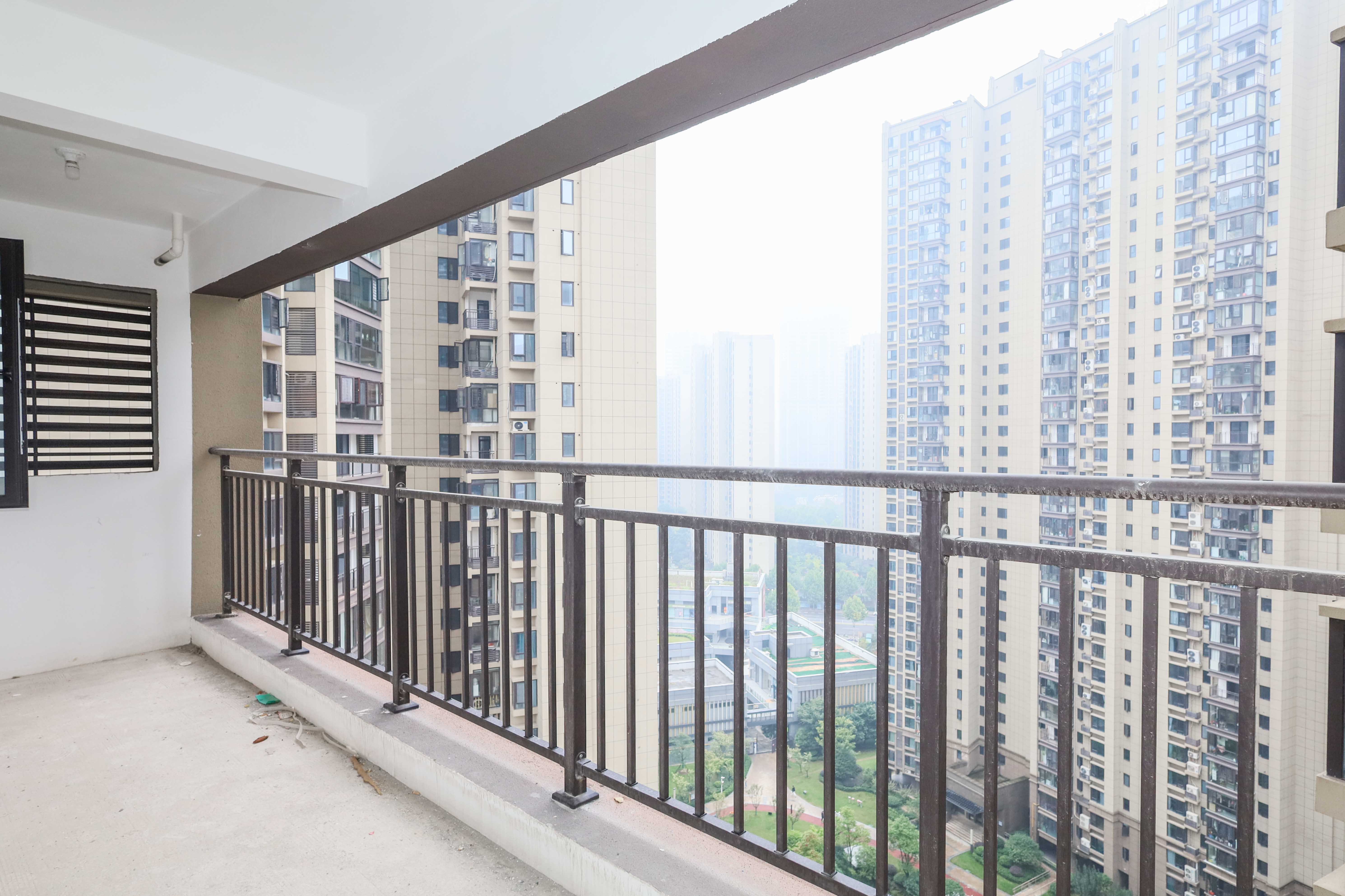 中国铁建梅溪青秀三期  4室2厅2卫   209.50万阳台