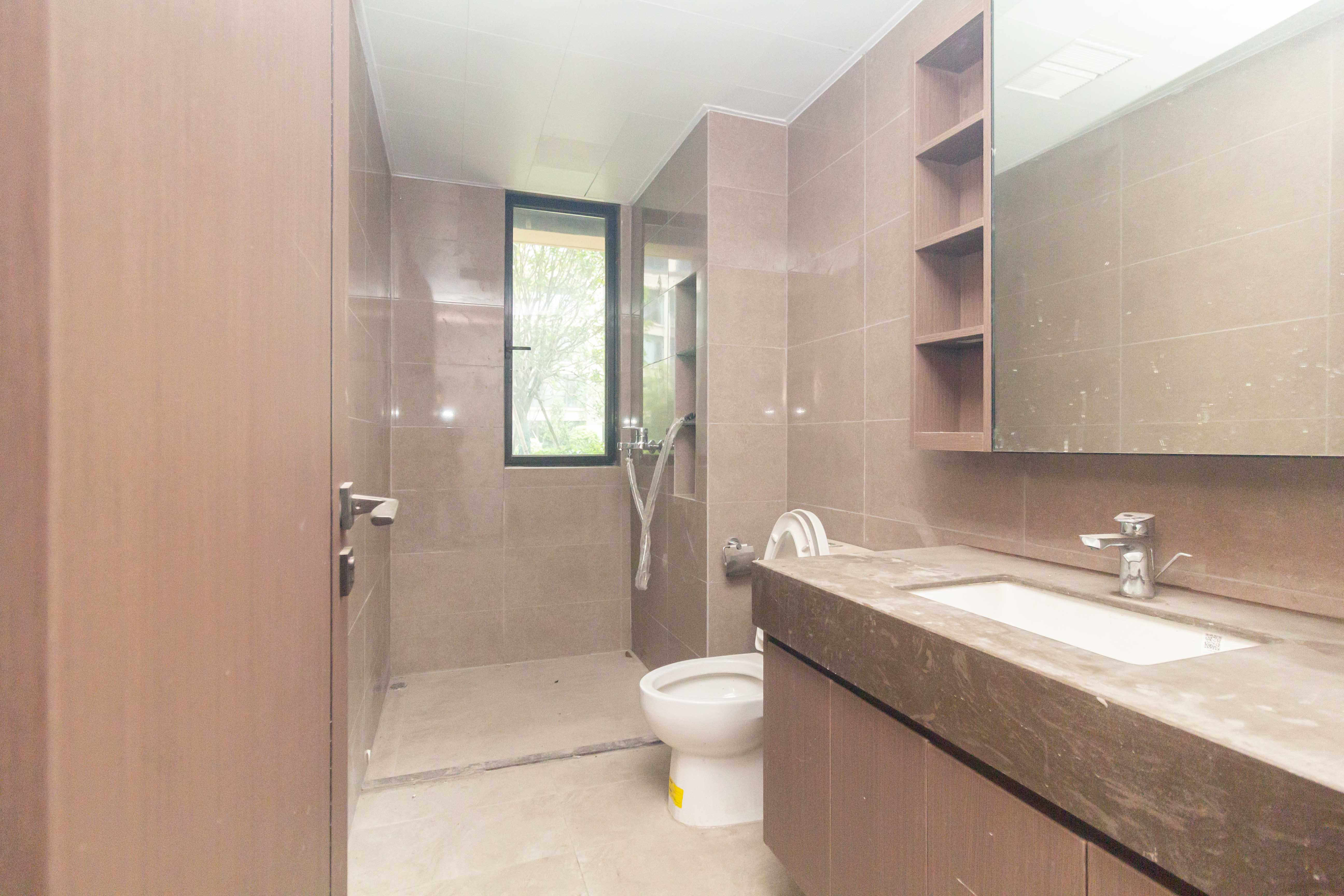 金茂建发观悦  4室2厅2卫    300.0万卫生间