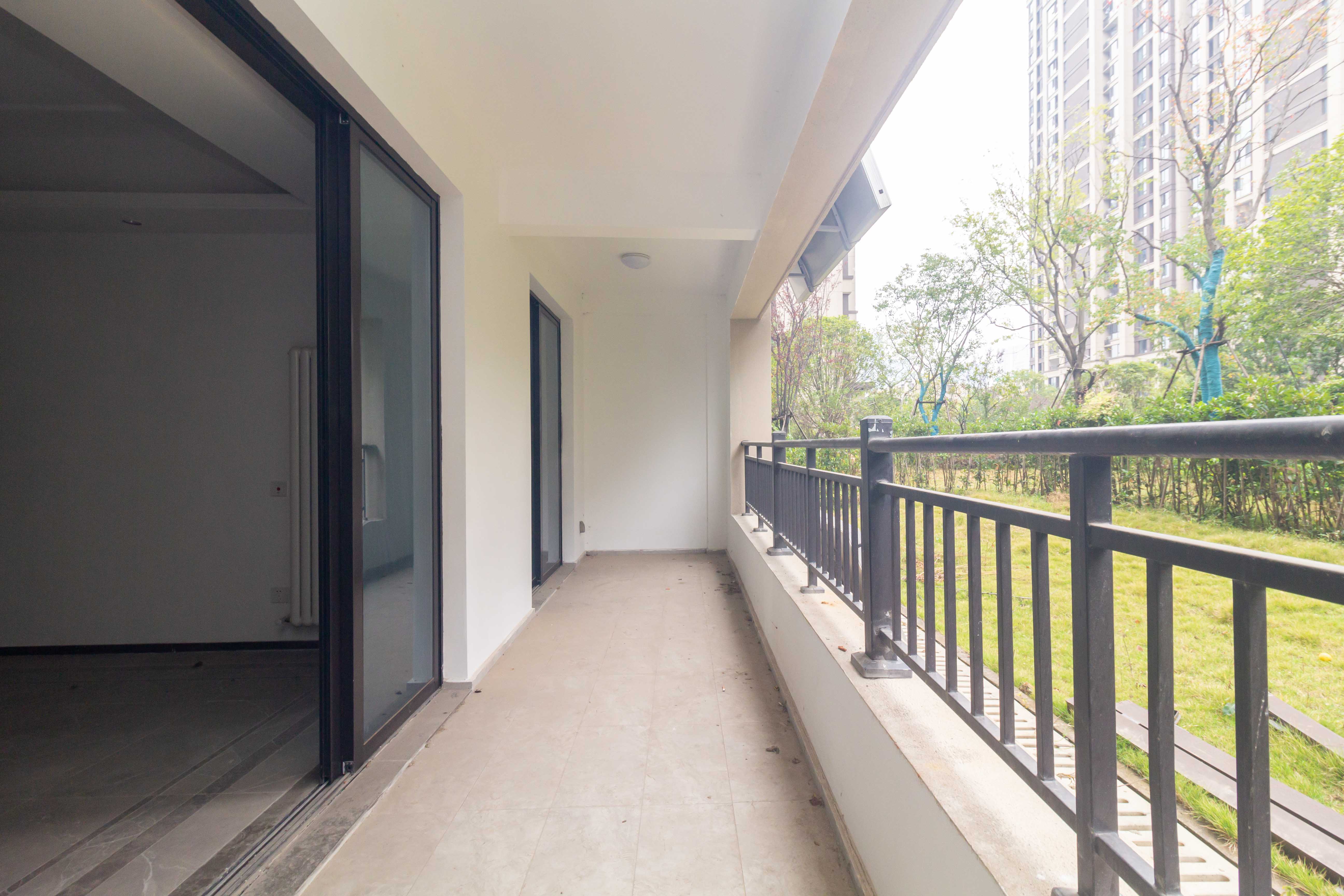 金茂建发观悦  4室2厅2卫    300.0万阳台