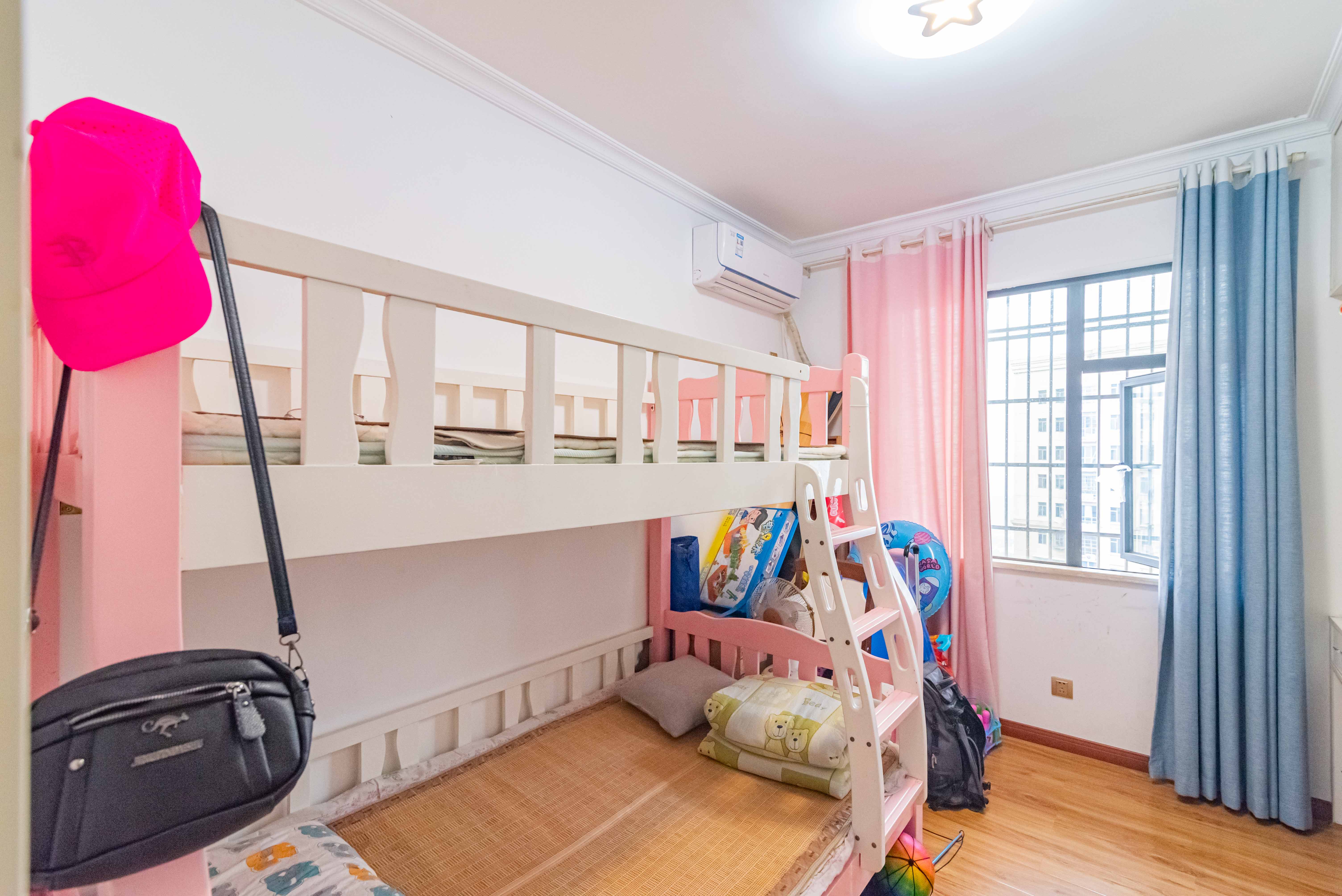 悦湖山  4室2厅1卫    82.0万 悦湖山  4室2厅1卫    82.0万卧室