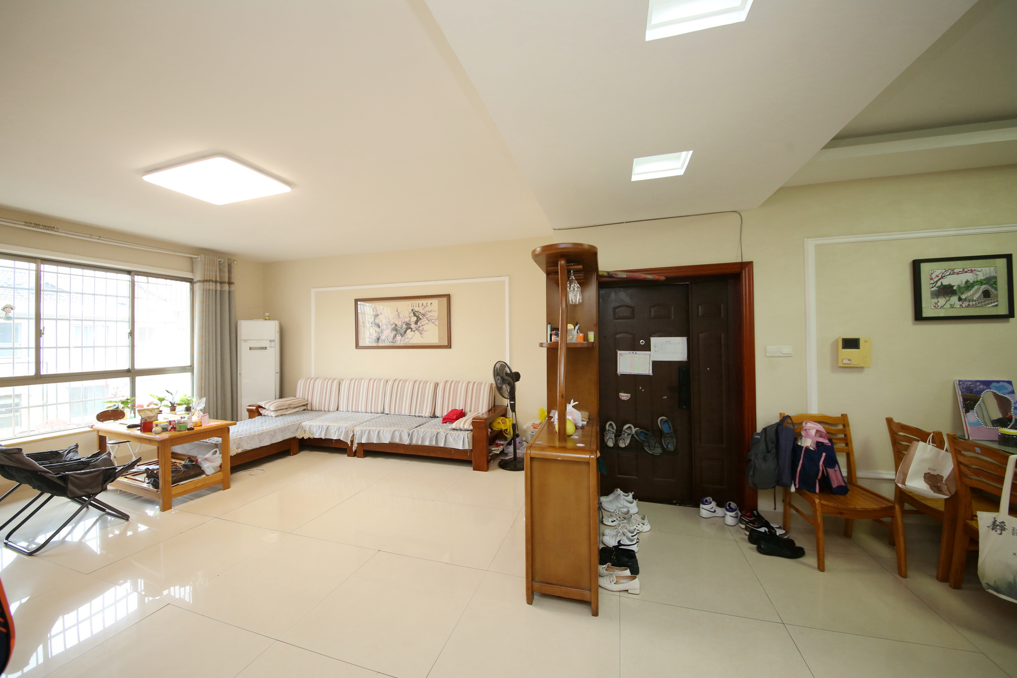 芙蓉公寓  3室2厅2卫   120.00万客厅
