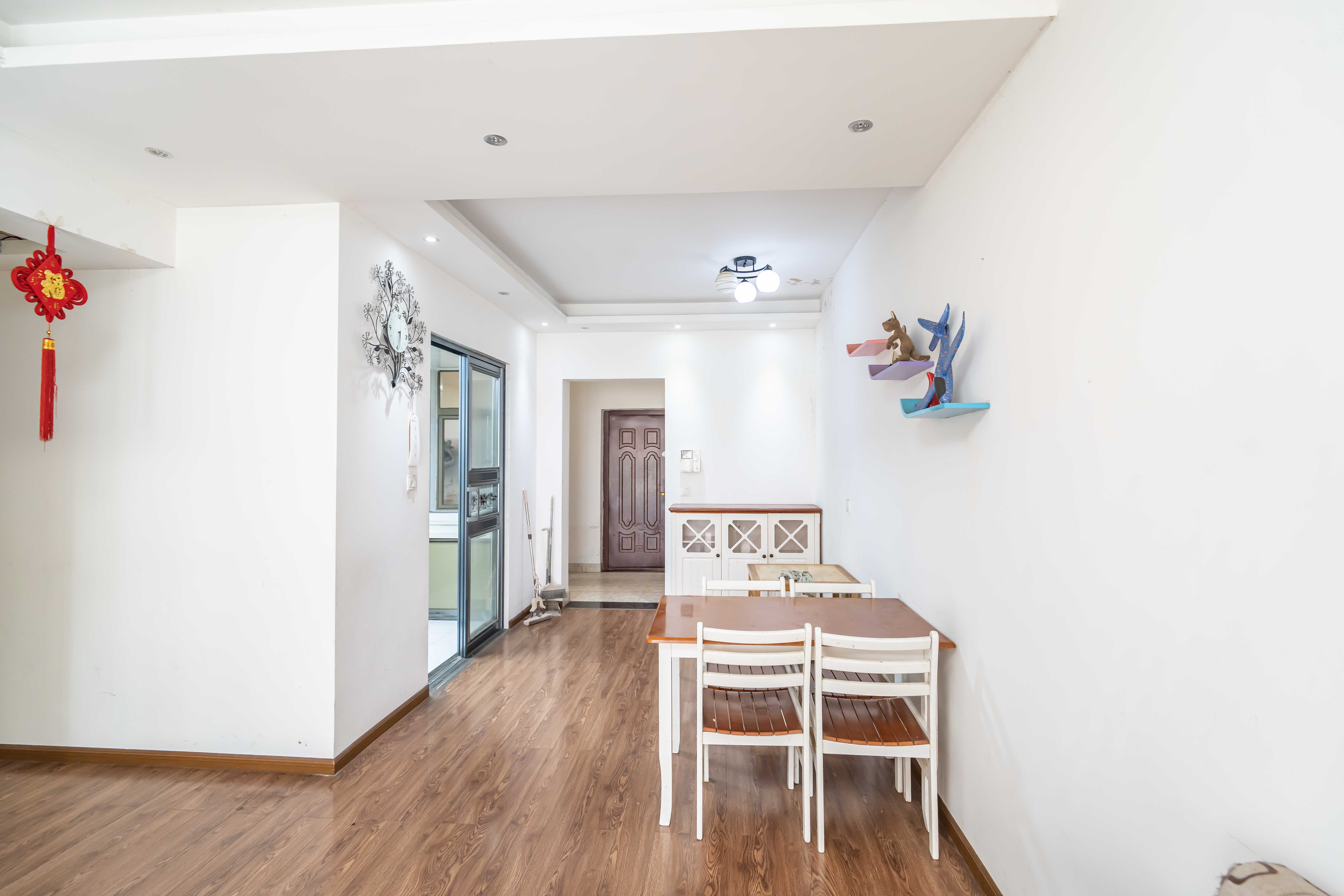 米兰春天  3室2厅1卫    85.0万客厅