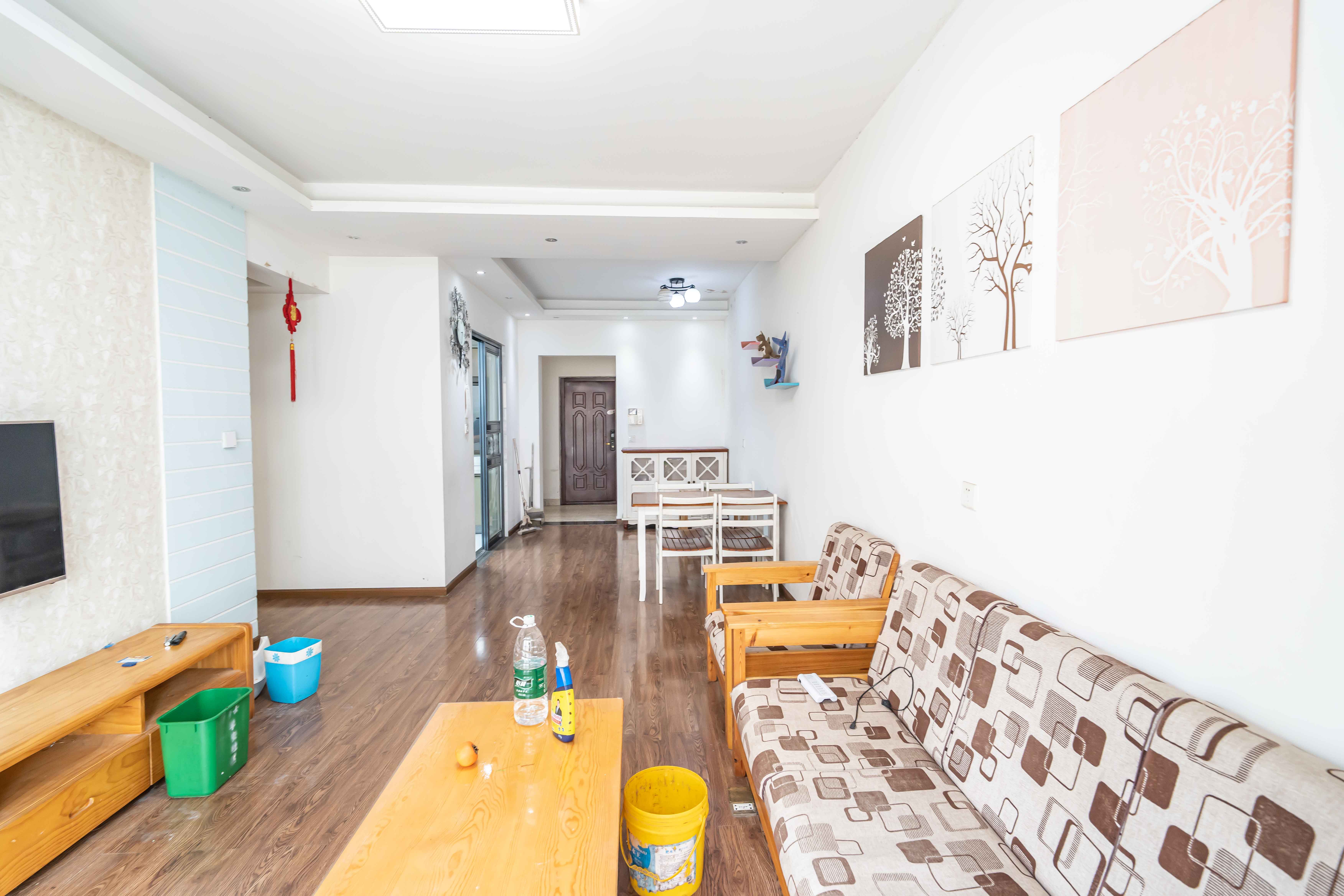 米兰春天  3室2厅1卫    85.0万客厅