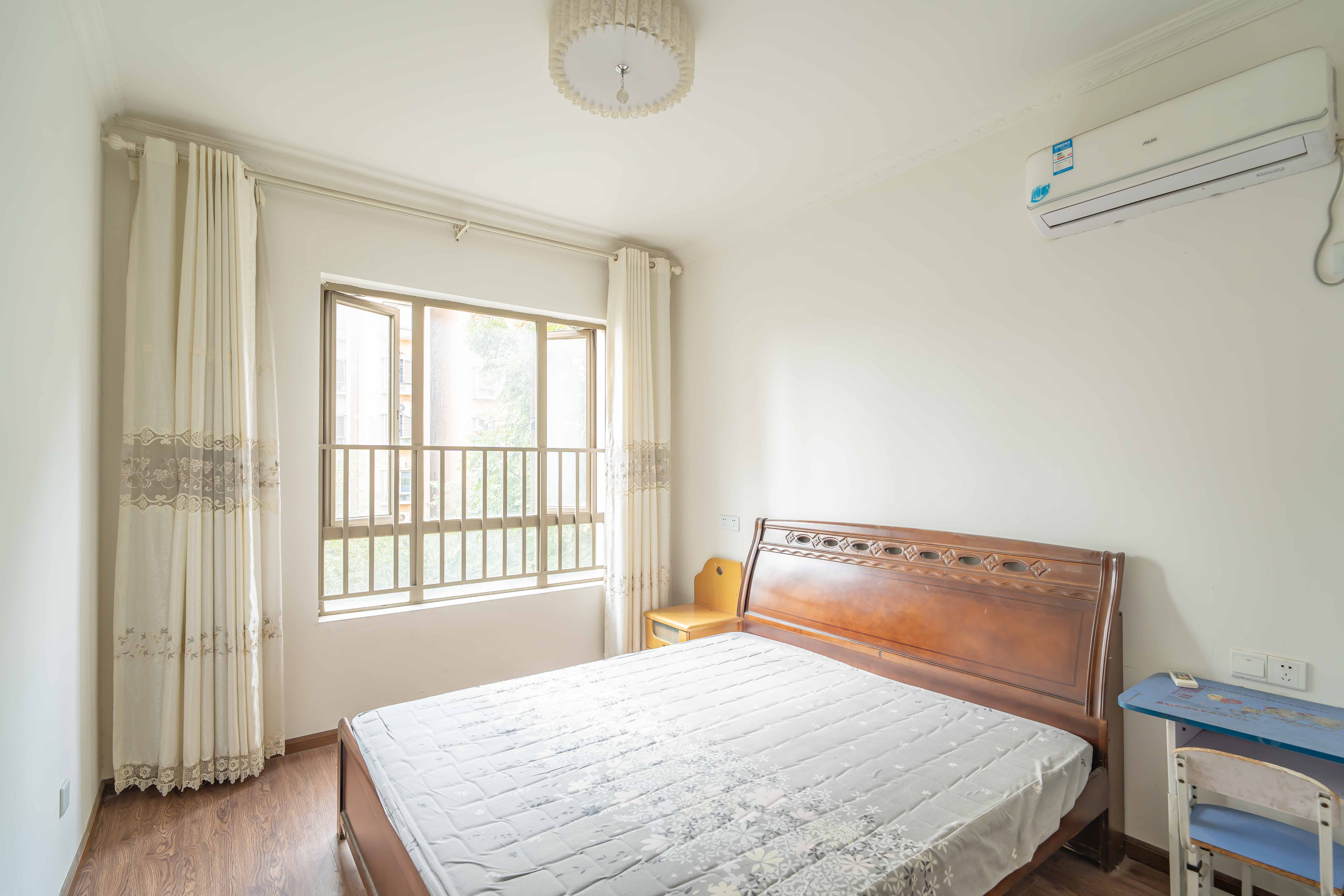 米兰春天  3室2厅1卫    85.0万卧室