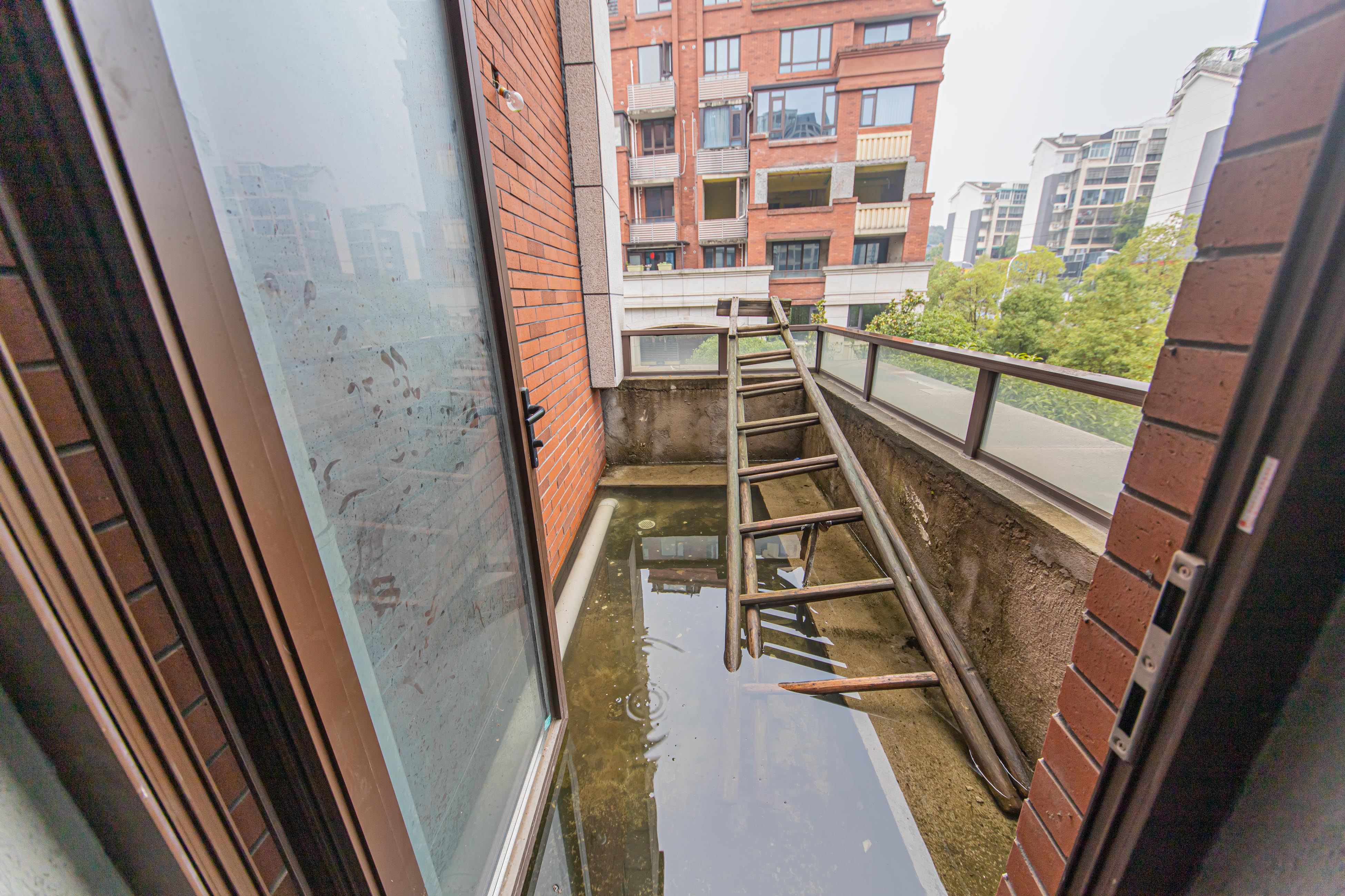 九峰拾號院  5室2厅2卫    238.0万 九峰拾號院  5室2厅2卫    238.0万阳台