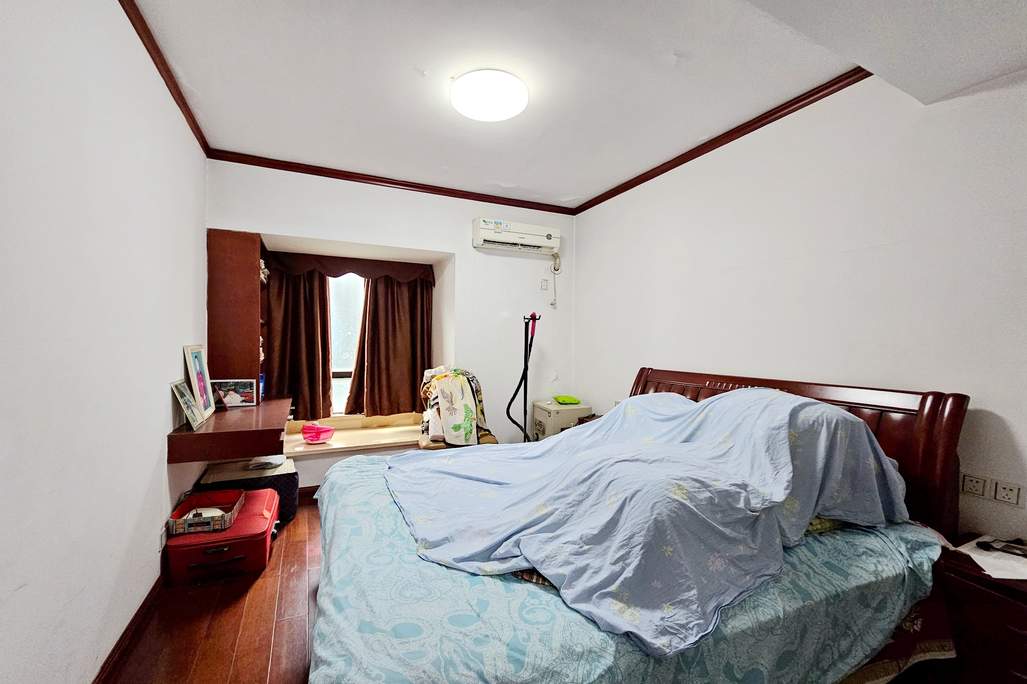 西街花园 6室2厅4卫 296.0万 西街花园 6室2厅4卫 296.0万卧室