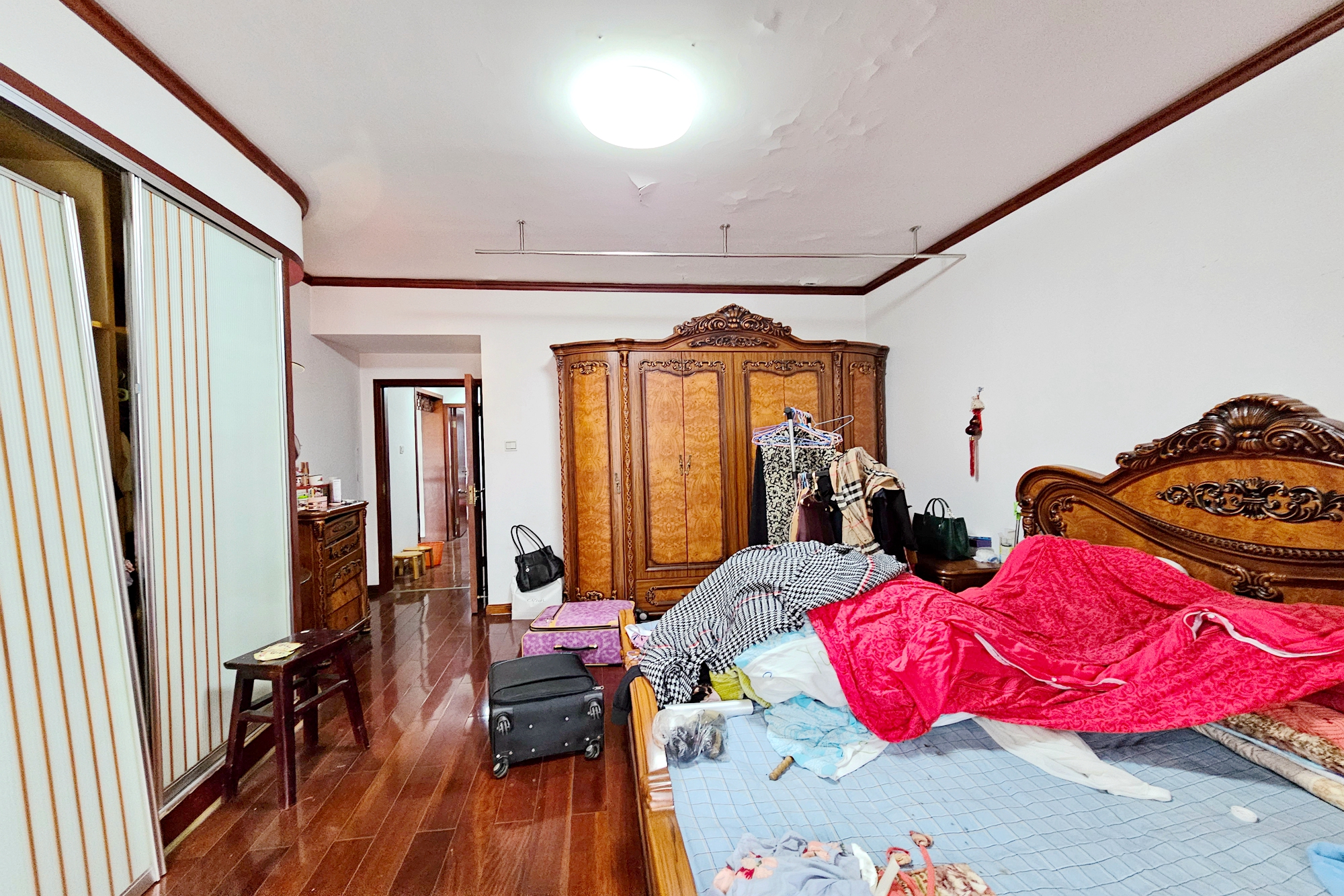 西街花园 6室2厅4卫 296.0万 西街花园 6室2厅4卫 296.0万卧室